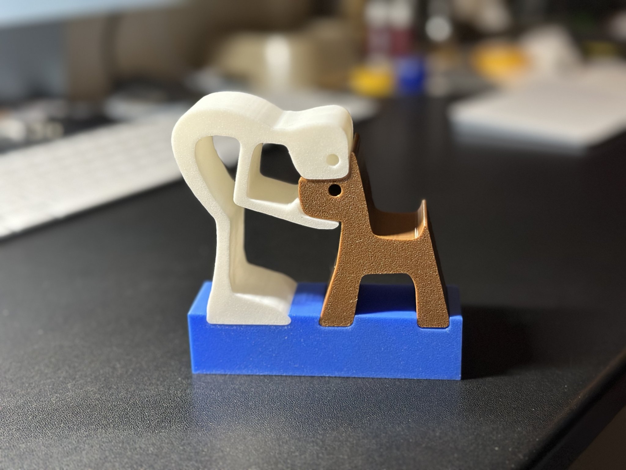 Mô hình người và chó dựa trên tranh vẽ của con gái tôi