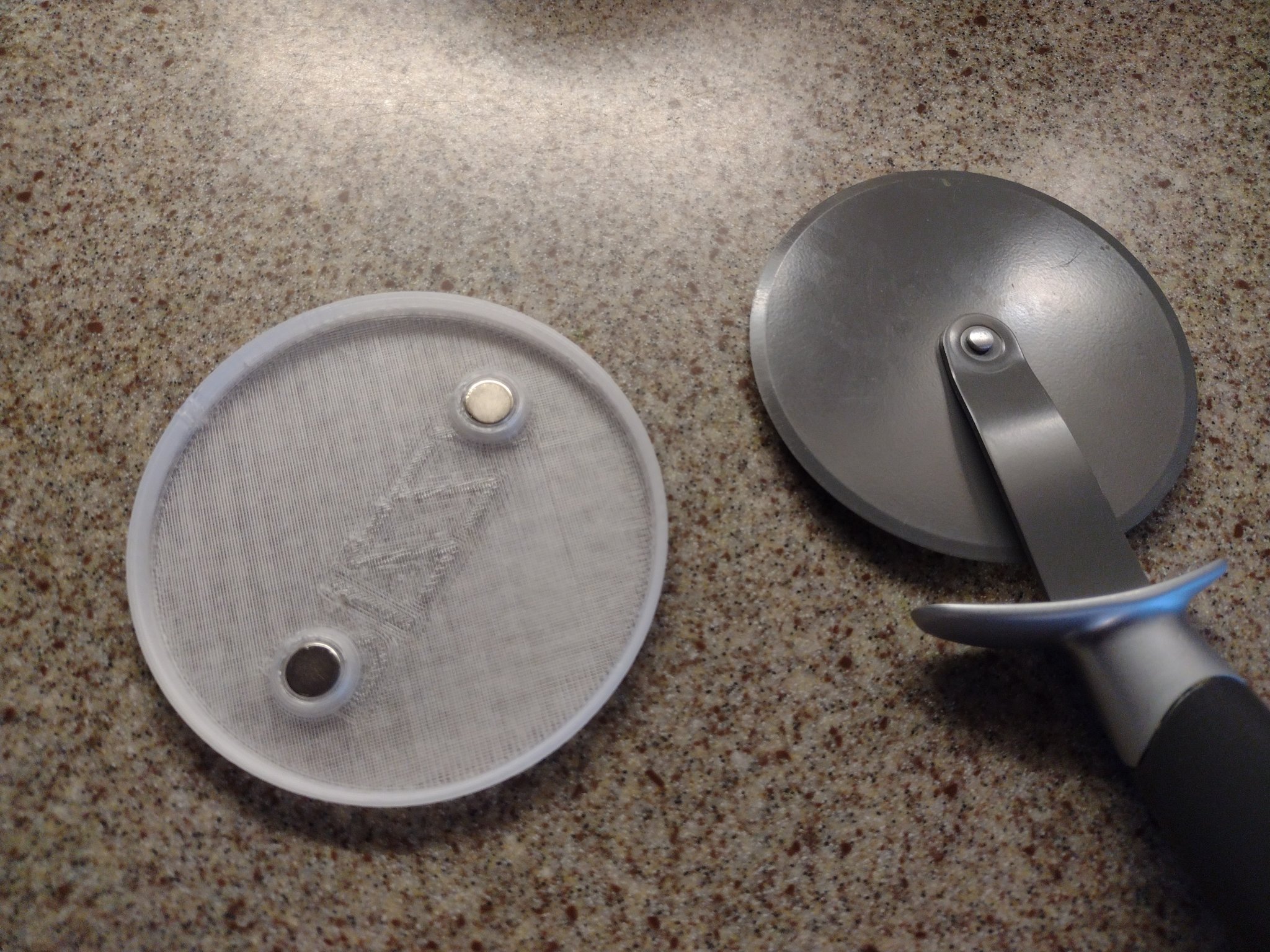 Nắp bảo vệ dao cắt pizza từ tính 95mm