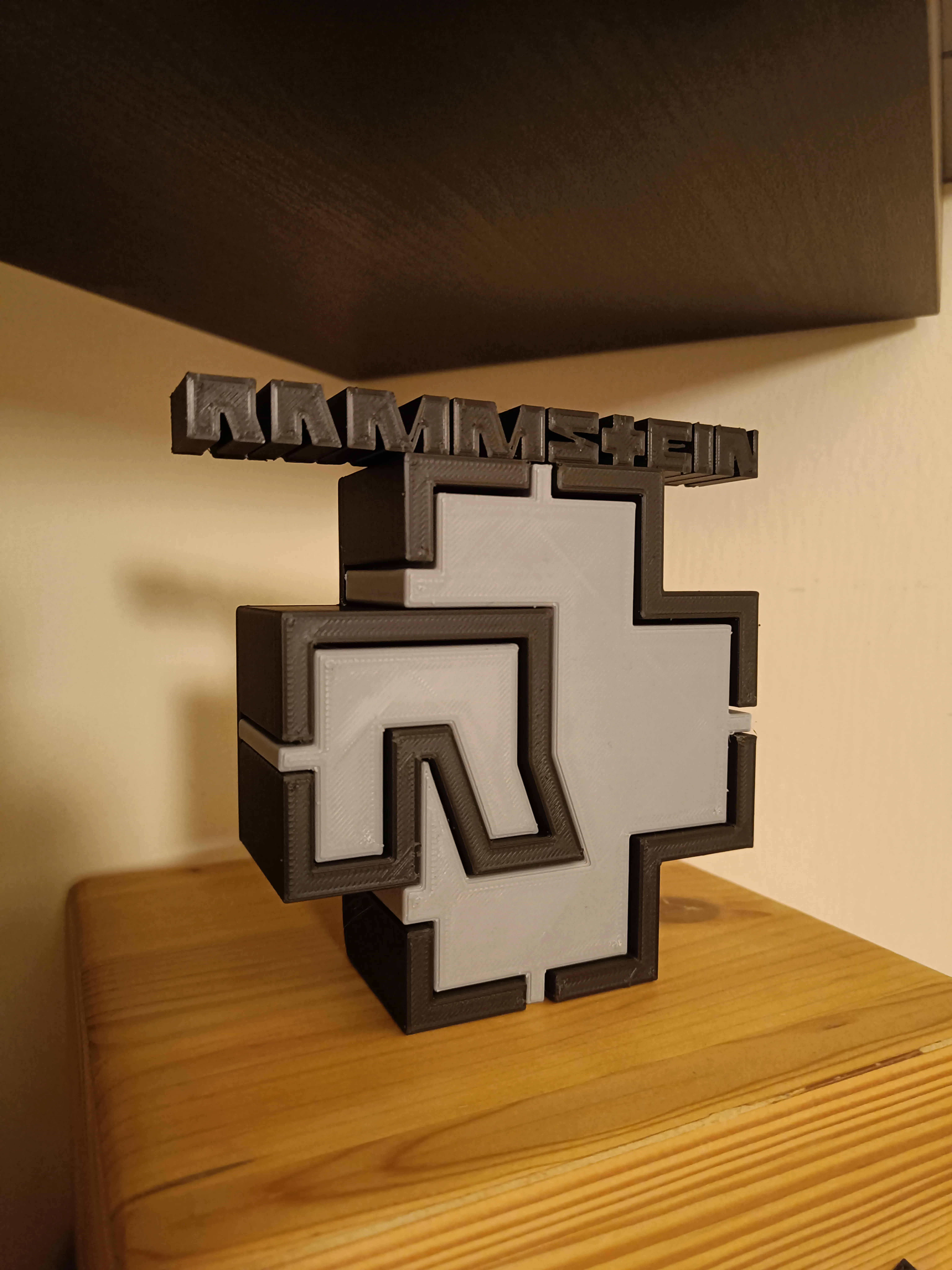 Giá đỡ đồ vật để bàn với biểu tượng Rammstein