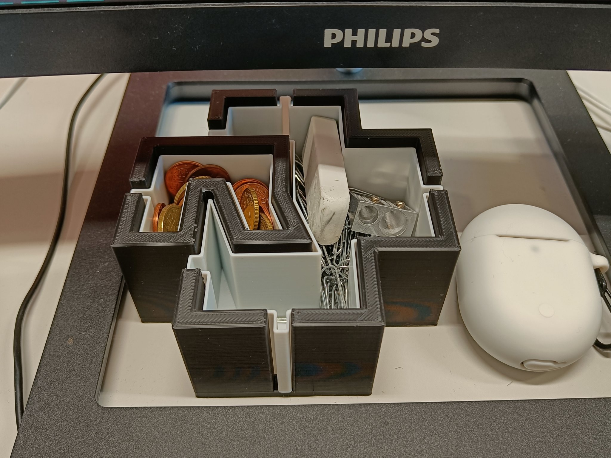 Giá đỡ đồ vật để bàn với biểu tượng Rammstein