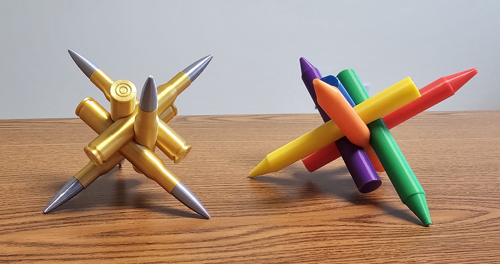 Câu đố hình trụ, viên đạn và bút sáp trên bàn làm việc