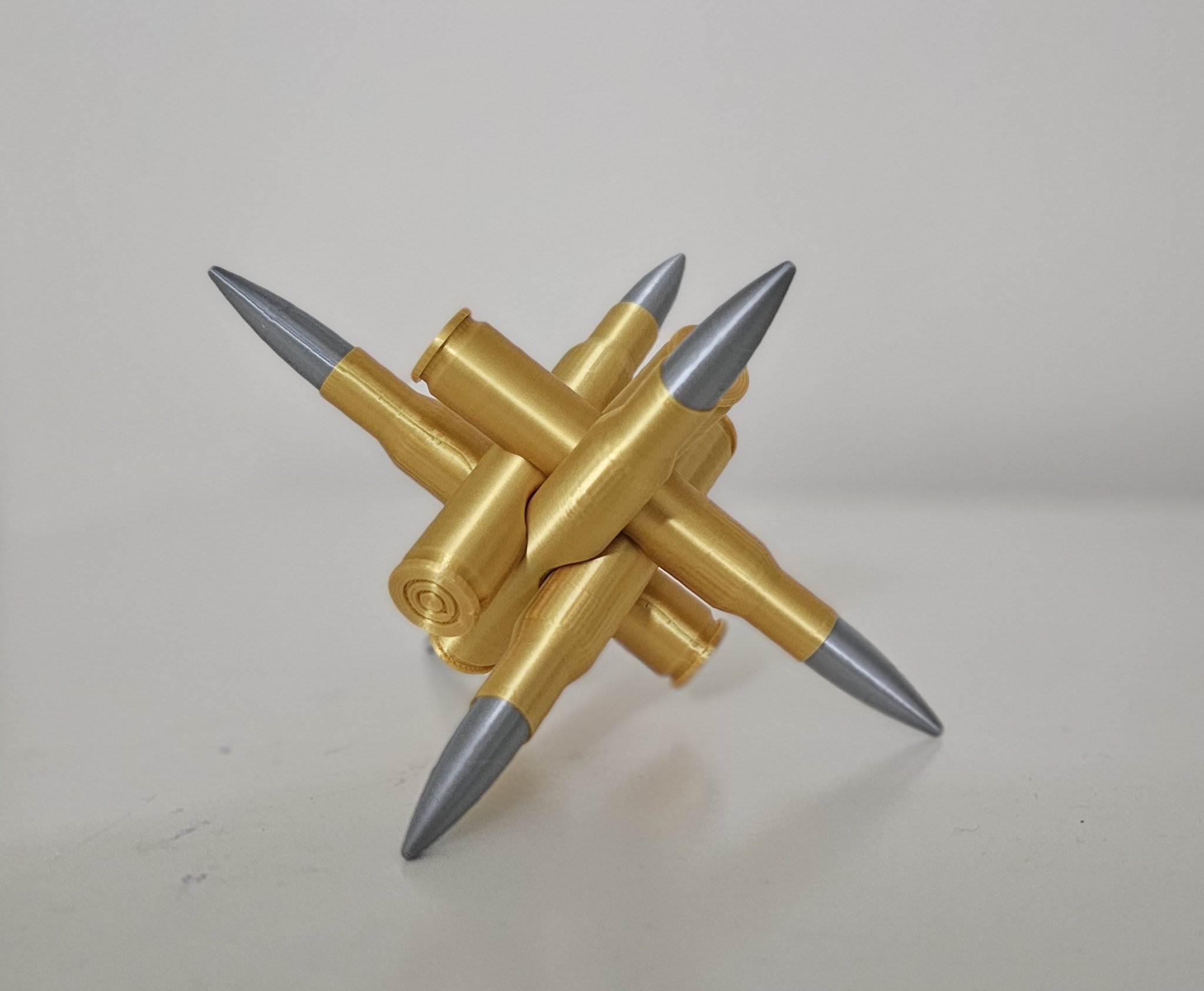 Câu đố hình trụ, viên đạn và bút sáp trên bàn làm việc