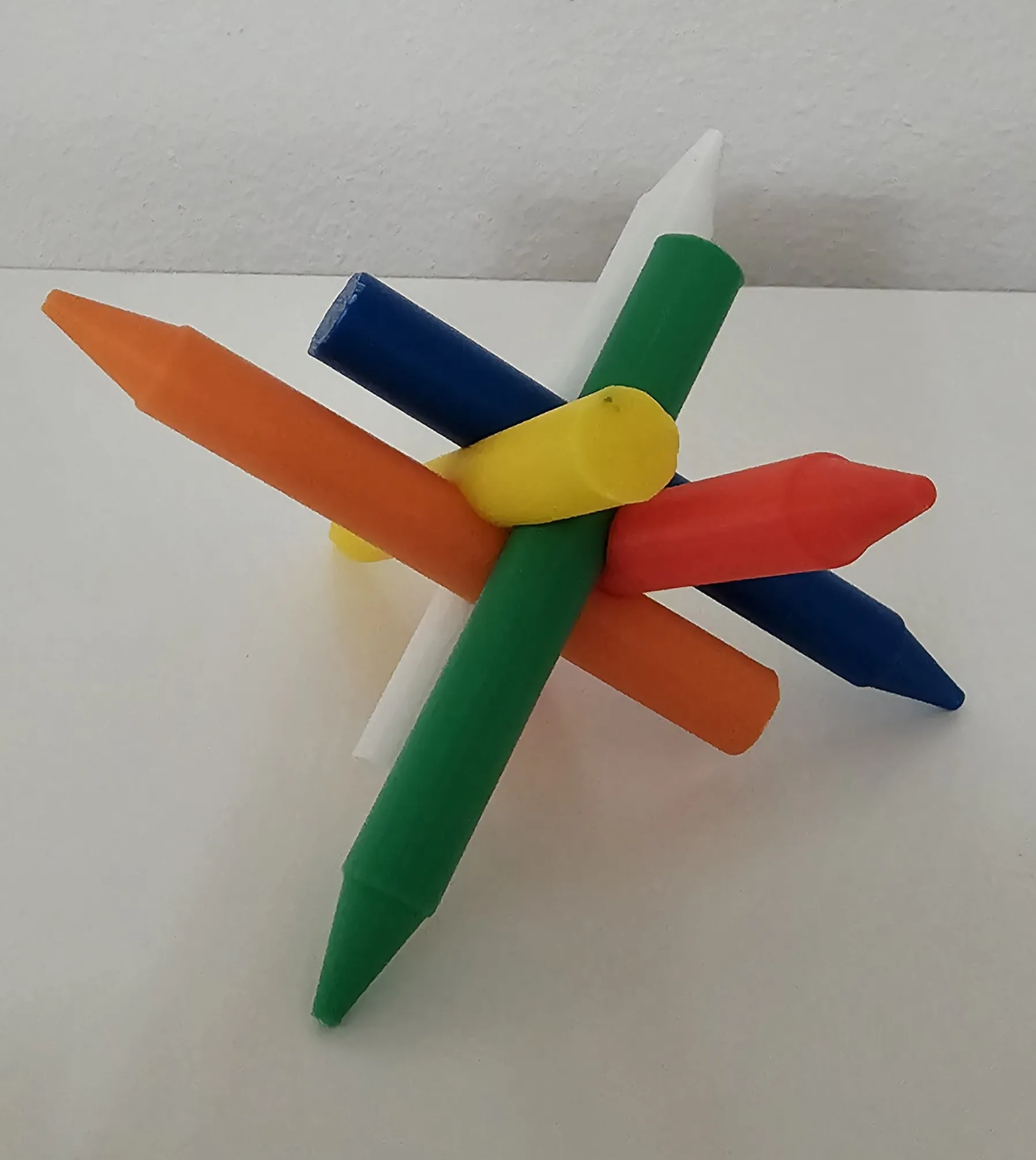 Câu đố hình trụ, viên đạn và bút sáp trên bàn làm việc