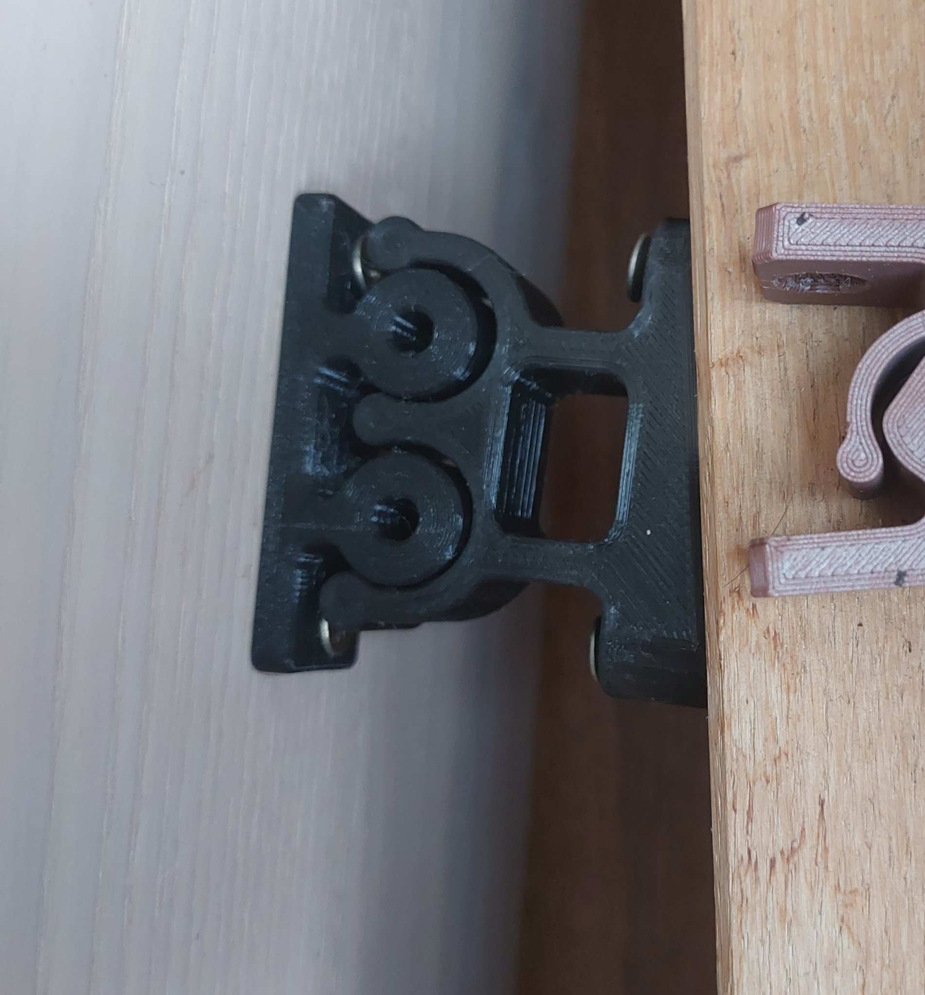 Chốt cửa đôi tiện lợi cho gia đình