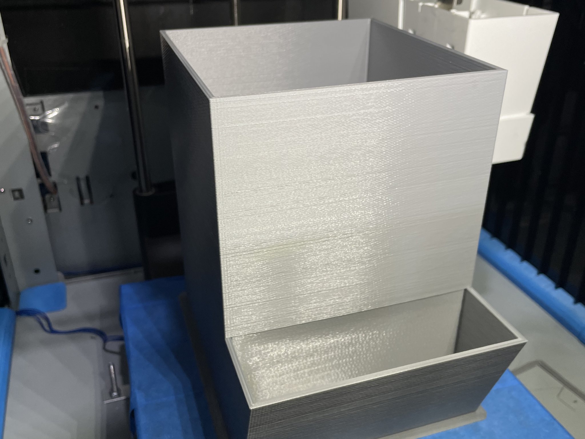 Bình chứa và phân phối viên giặt Tide Pods