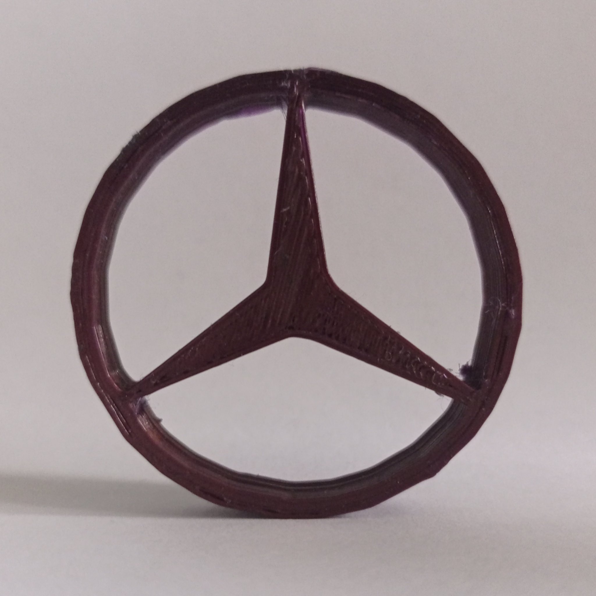 Biểu tượng Mercedes nổi bật trong thiết kế hiện đại