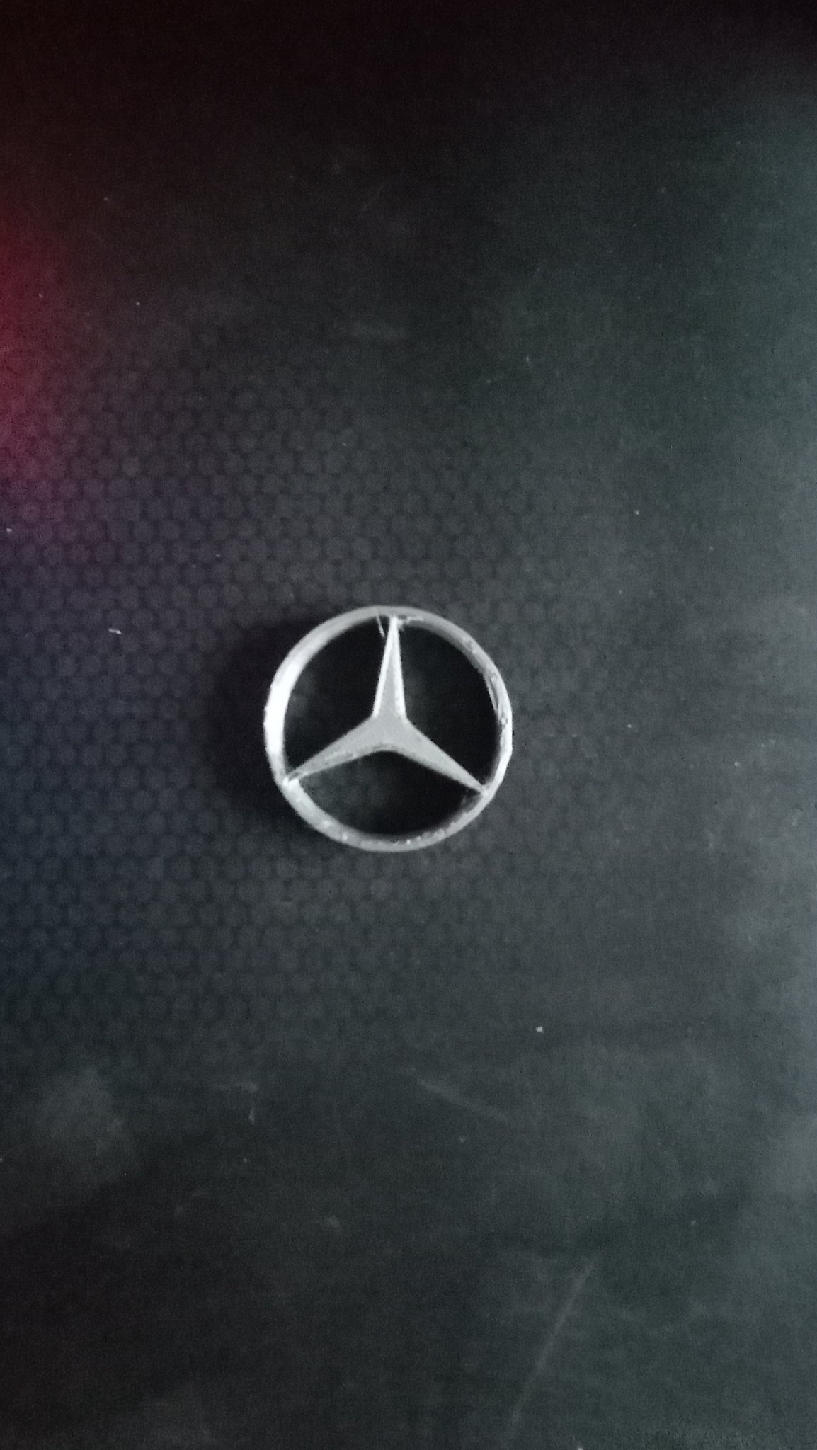 Biểu tượng Mercedes nổi bật trong thiết kế hiện đại