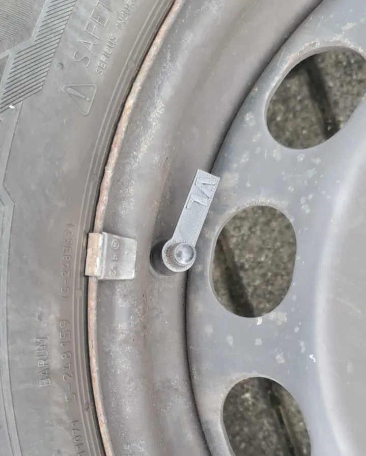 Dấu hiệu lốp xe đơn giản với viết tắt tiếng Đức