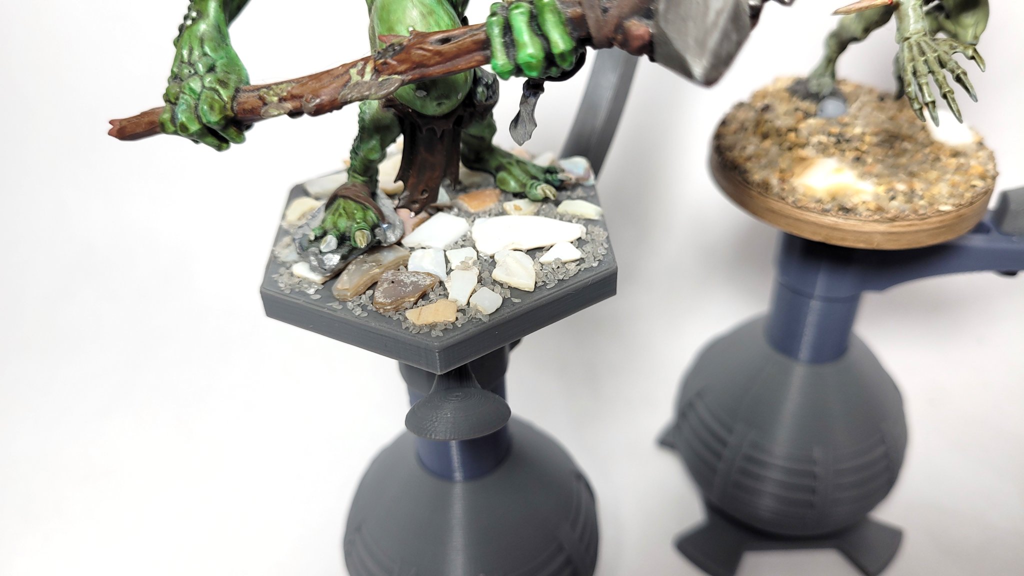 Giá đỡ sơn mô hình mini với thanh hỗ trợ và đế lục giác