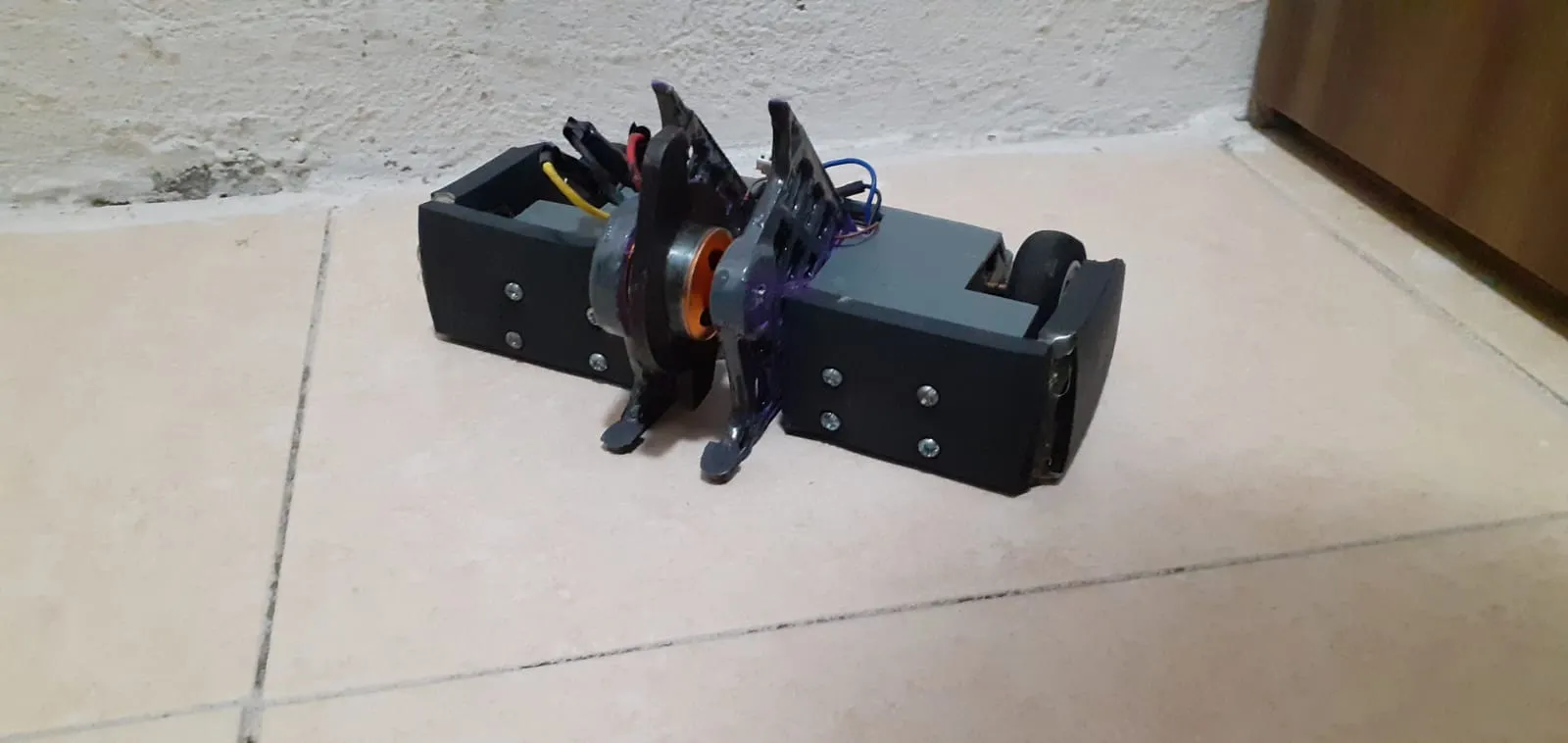 Robot chiến đấu 1lb kiểu spinner đứng