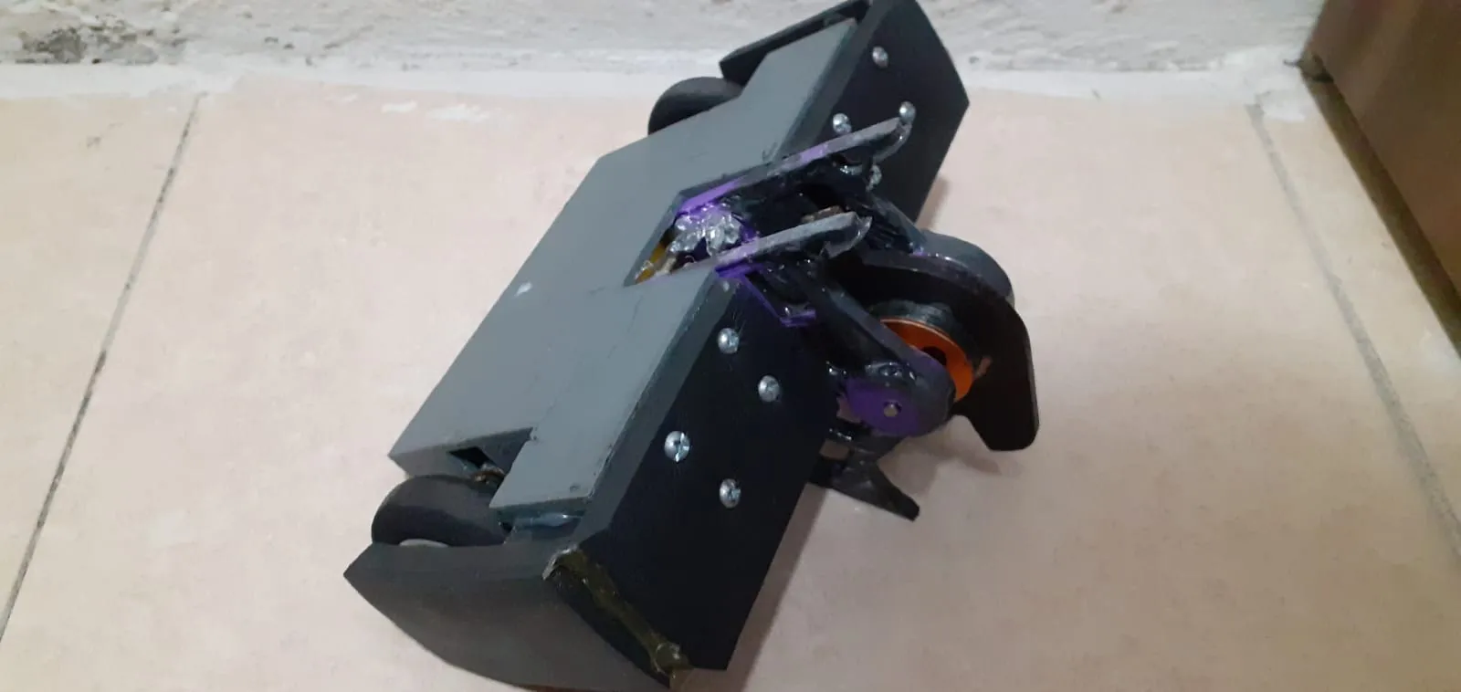 Robot chiến đấu 1lb kiểu spinner đứng