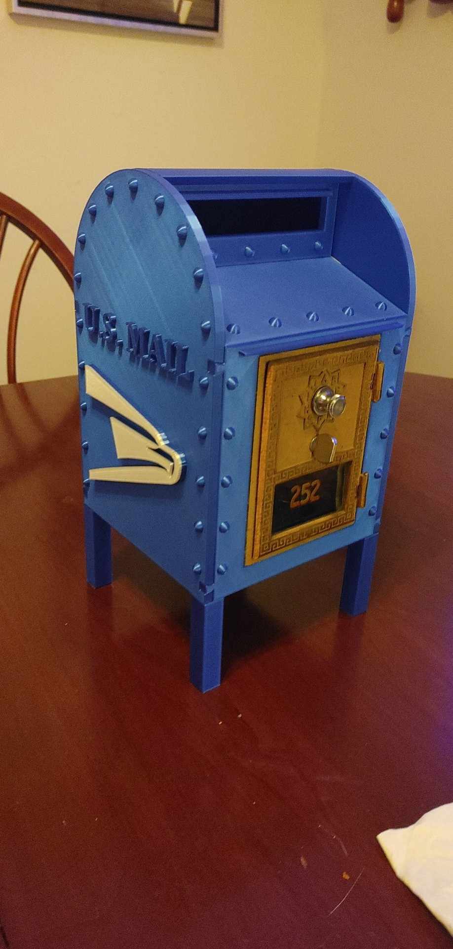 Hộp thư USPS (Hộp xanh) với cửa Post Office cổ điển