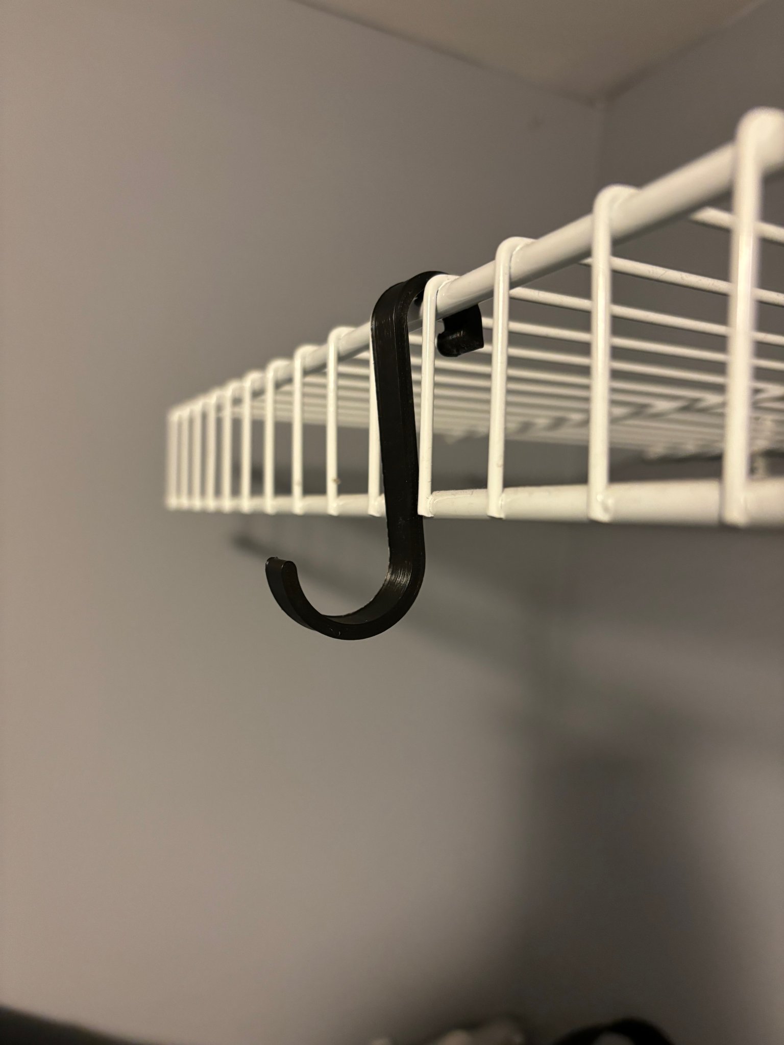 Móc treo mũ cho kệ dây sắt