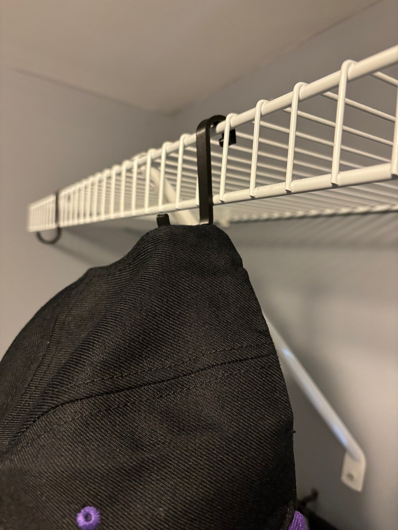 Móc treo mũ cho kệ dây sắt