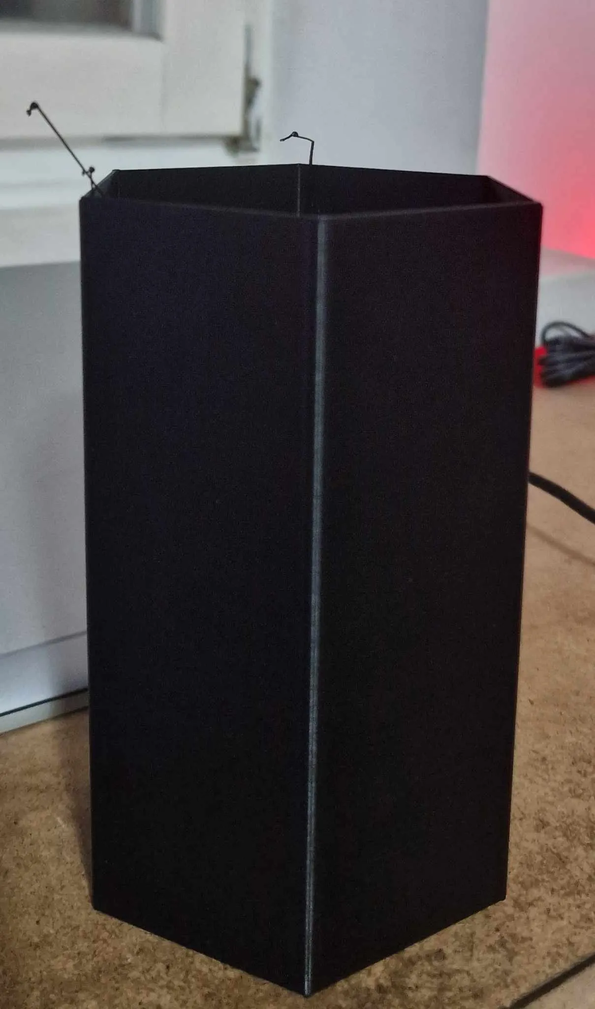 Thùng rác hình lục giác đơn giản