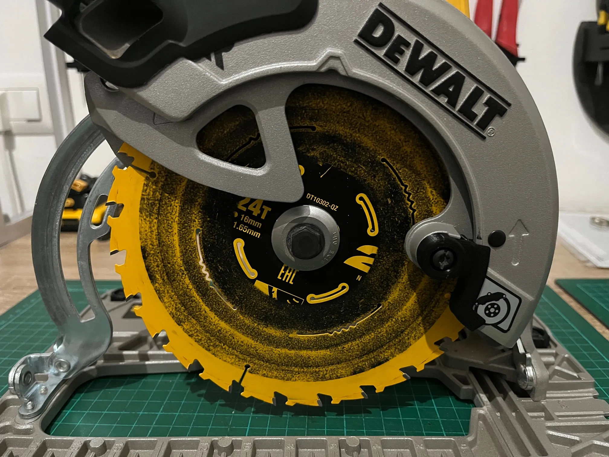 Giá đỡ giữ lưỡi cưa tròn Dewalt DCS570