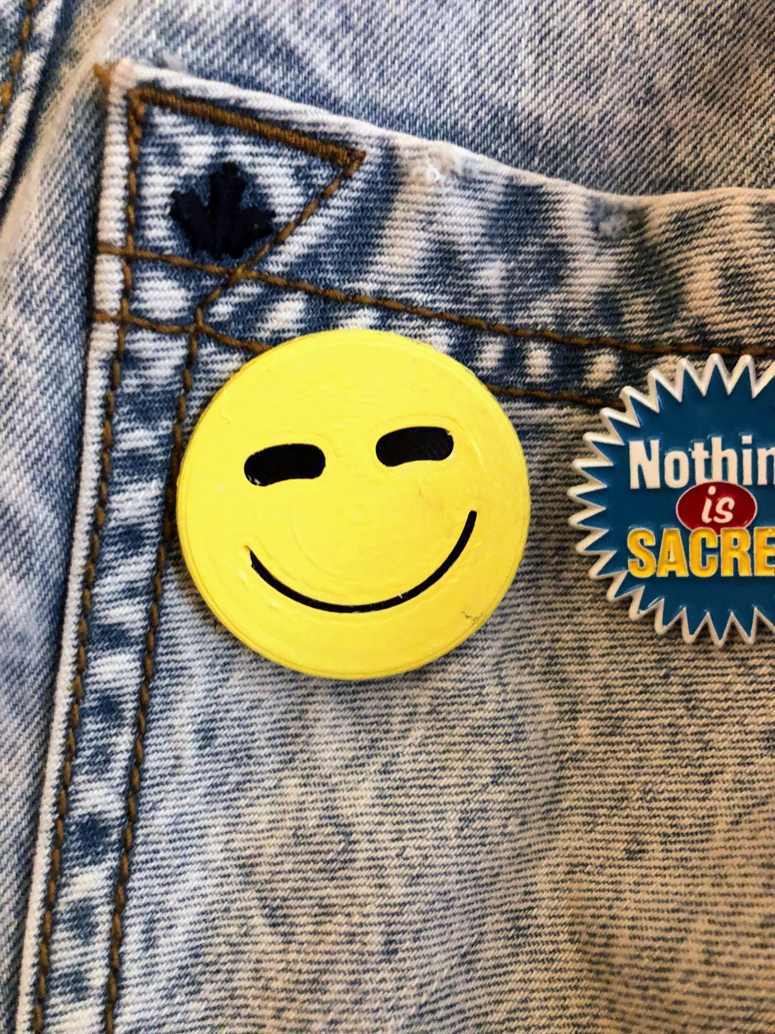 Nút ghim mặt cười của Randall Flagg trong The Stand 2020