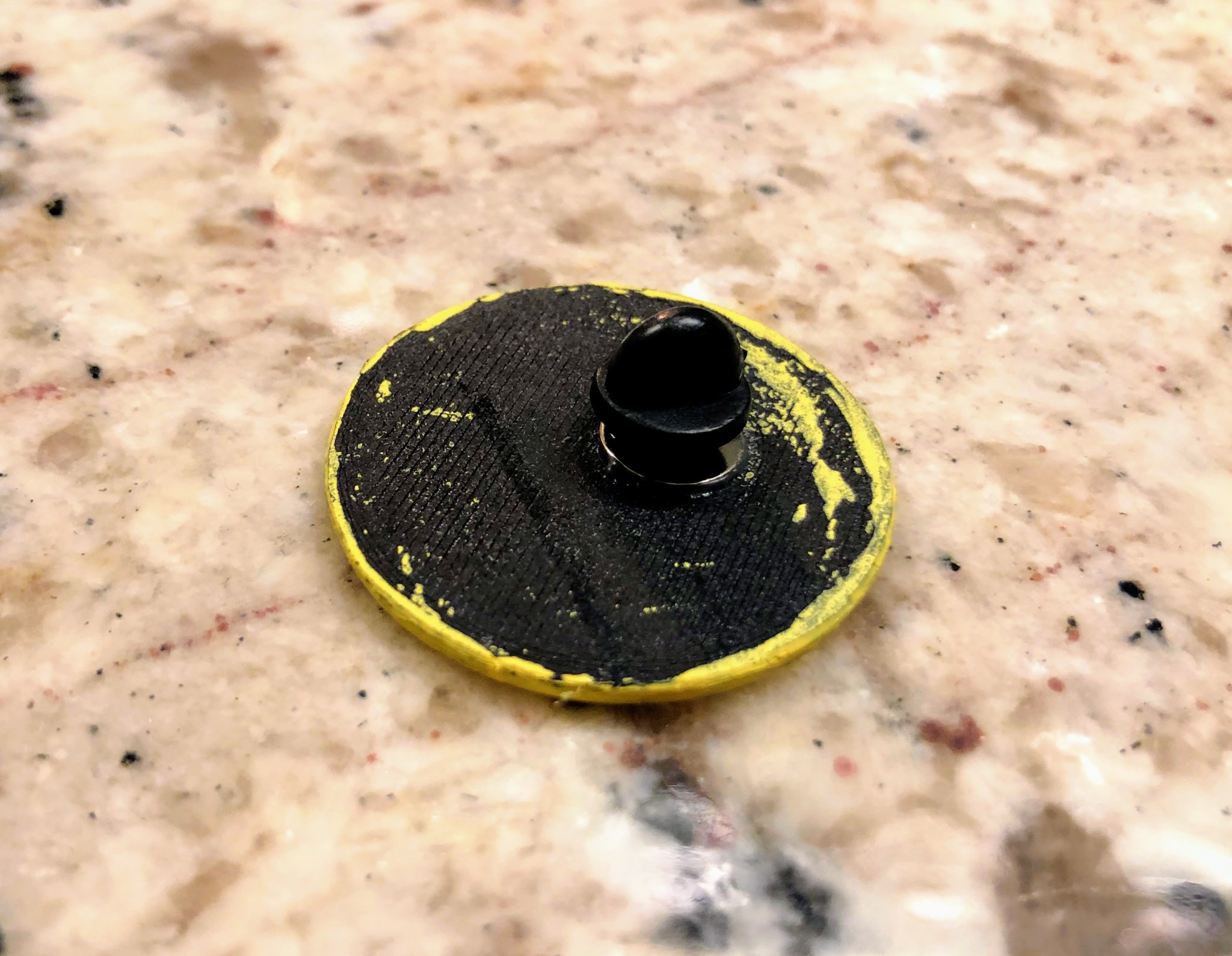 Nút ghim mặt cười của Randall Flagg trong The Stand 2020