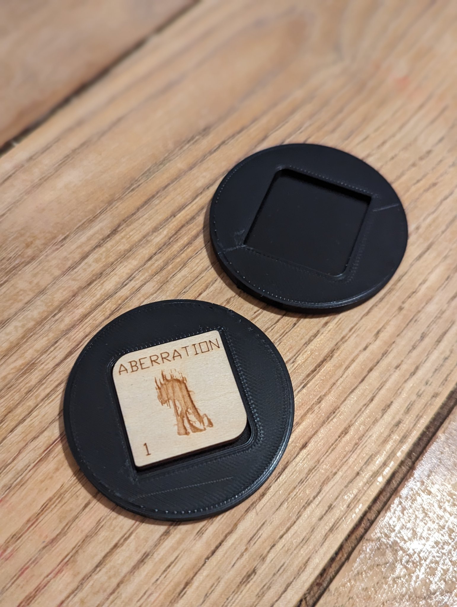 Đĩa gỗ đại diện cho sinh vật lớn trong D&D