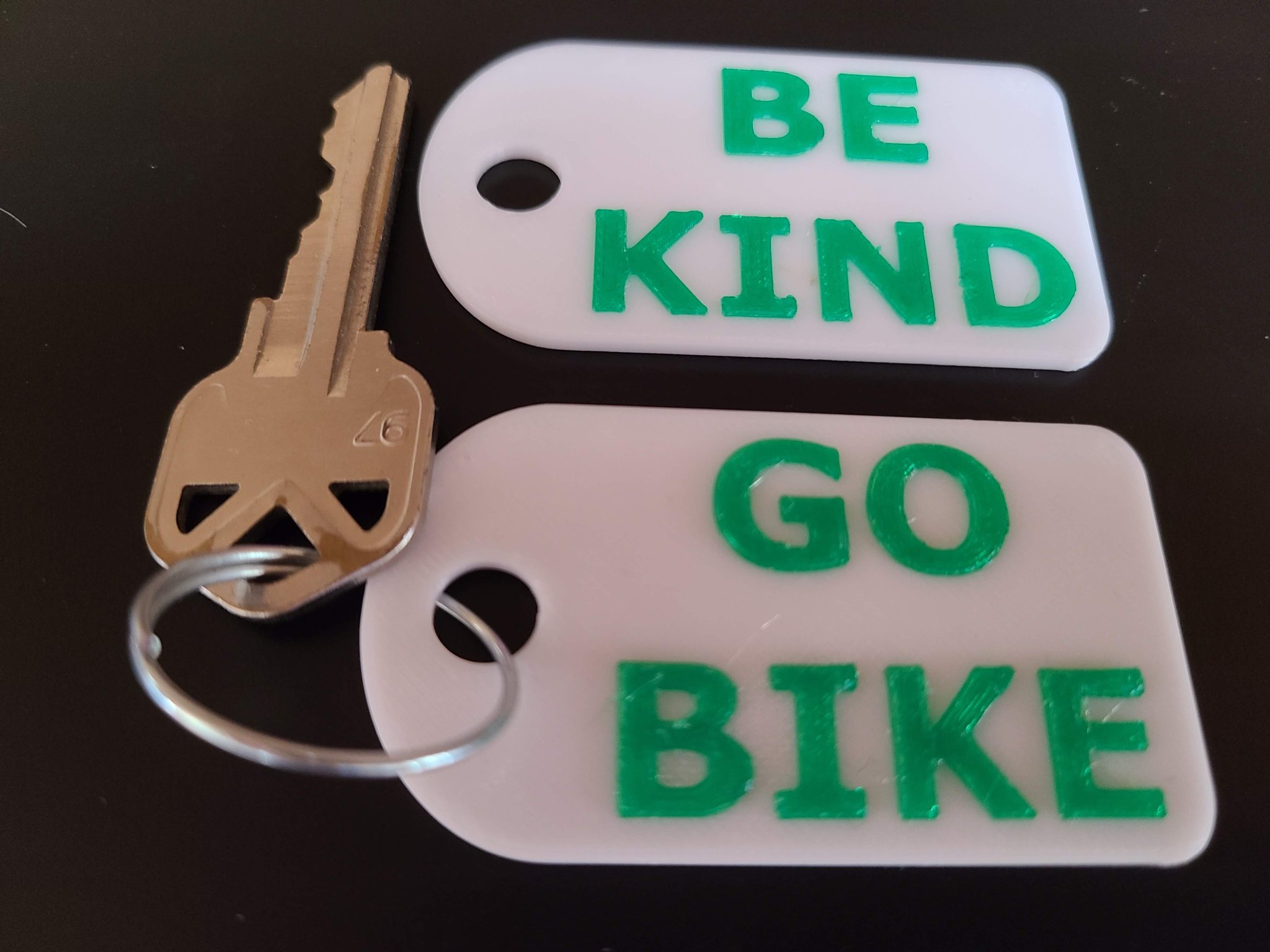 Thẻ chìa khóa nhắc nhở lòng tốt và đi xe đạp