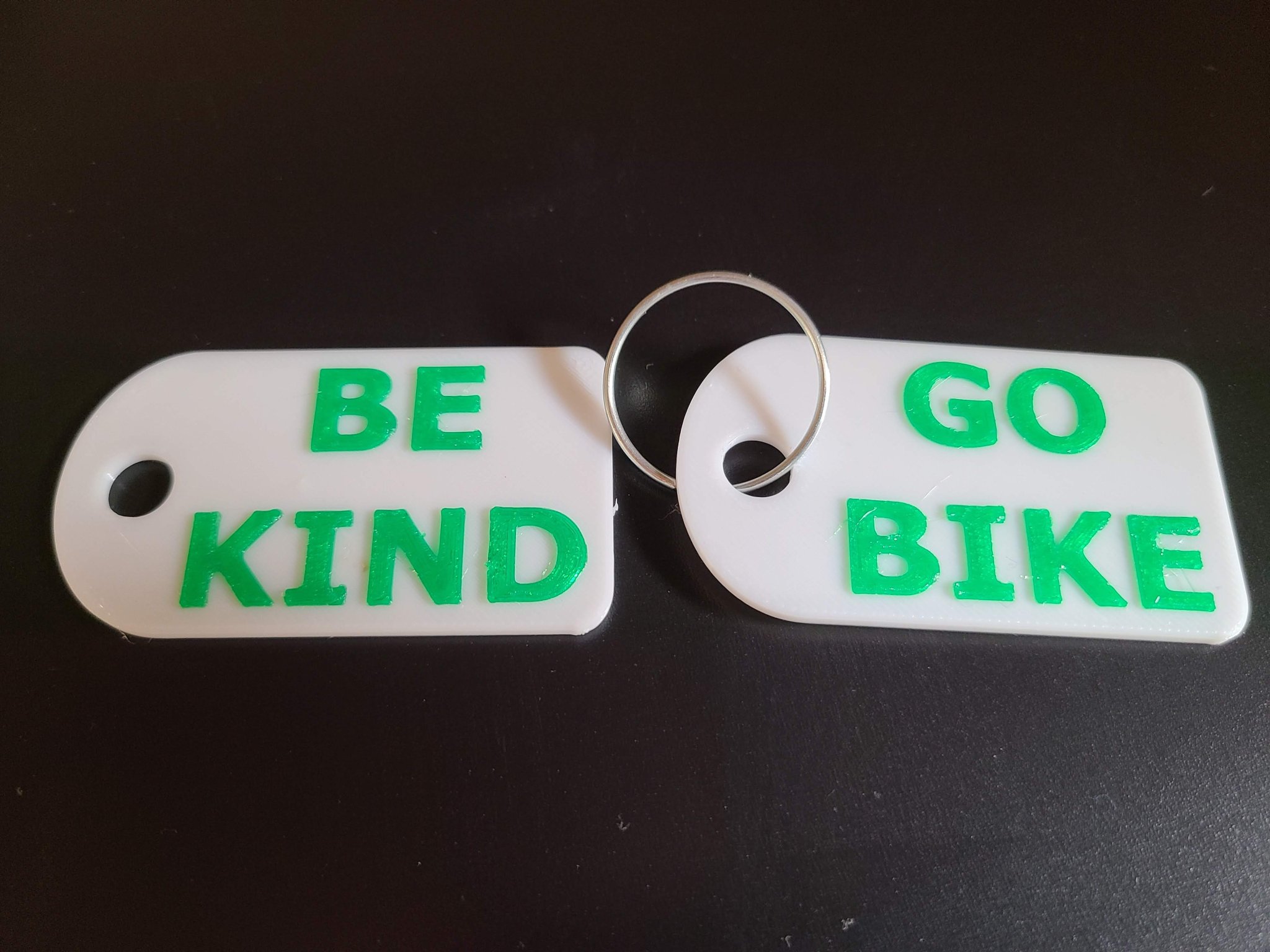 Thẻ chìa khóa nhắc nhở lòng tốt và đi xe đạp