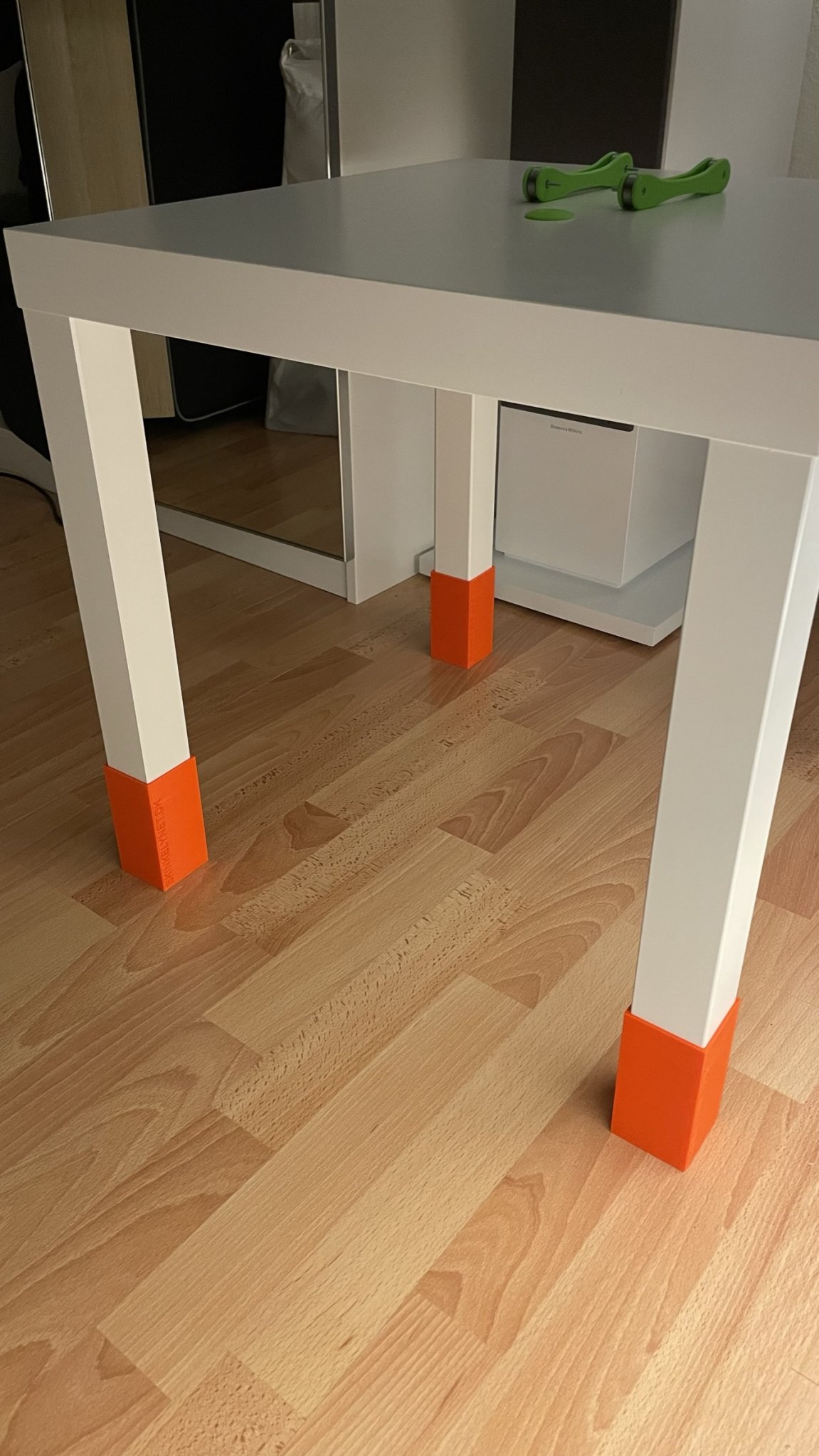 Mở rộng chân bàn Ikea Lack 90mm với giá đỡ vít