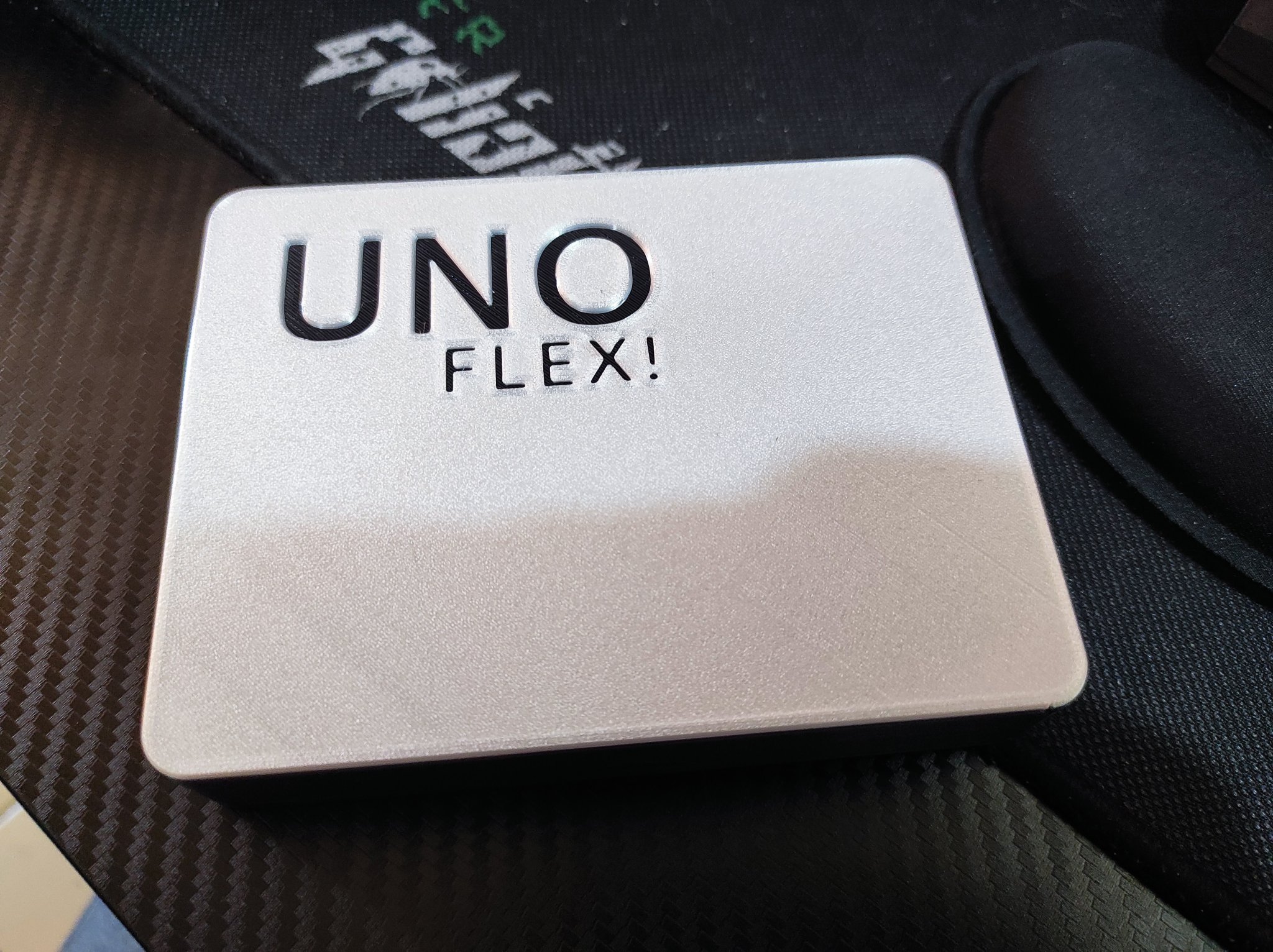 Hộp bài UNO Flex với thiết kế độc đáo