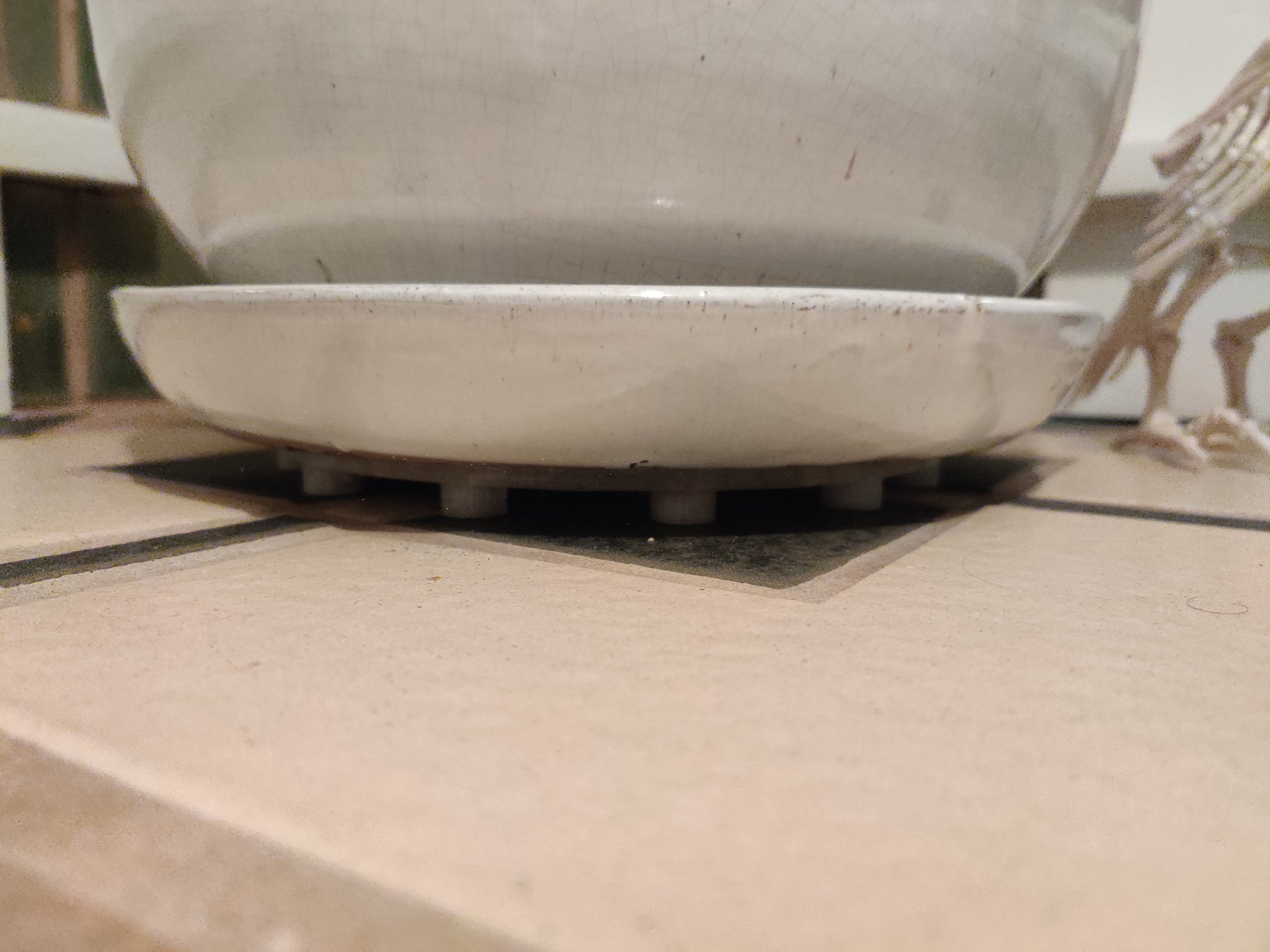 Giá đỡ chậu cây đơn giản với thiết kế thông thoáng