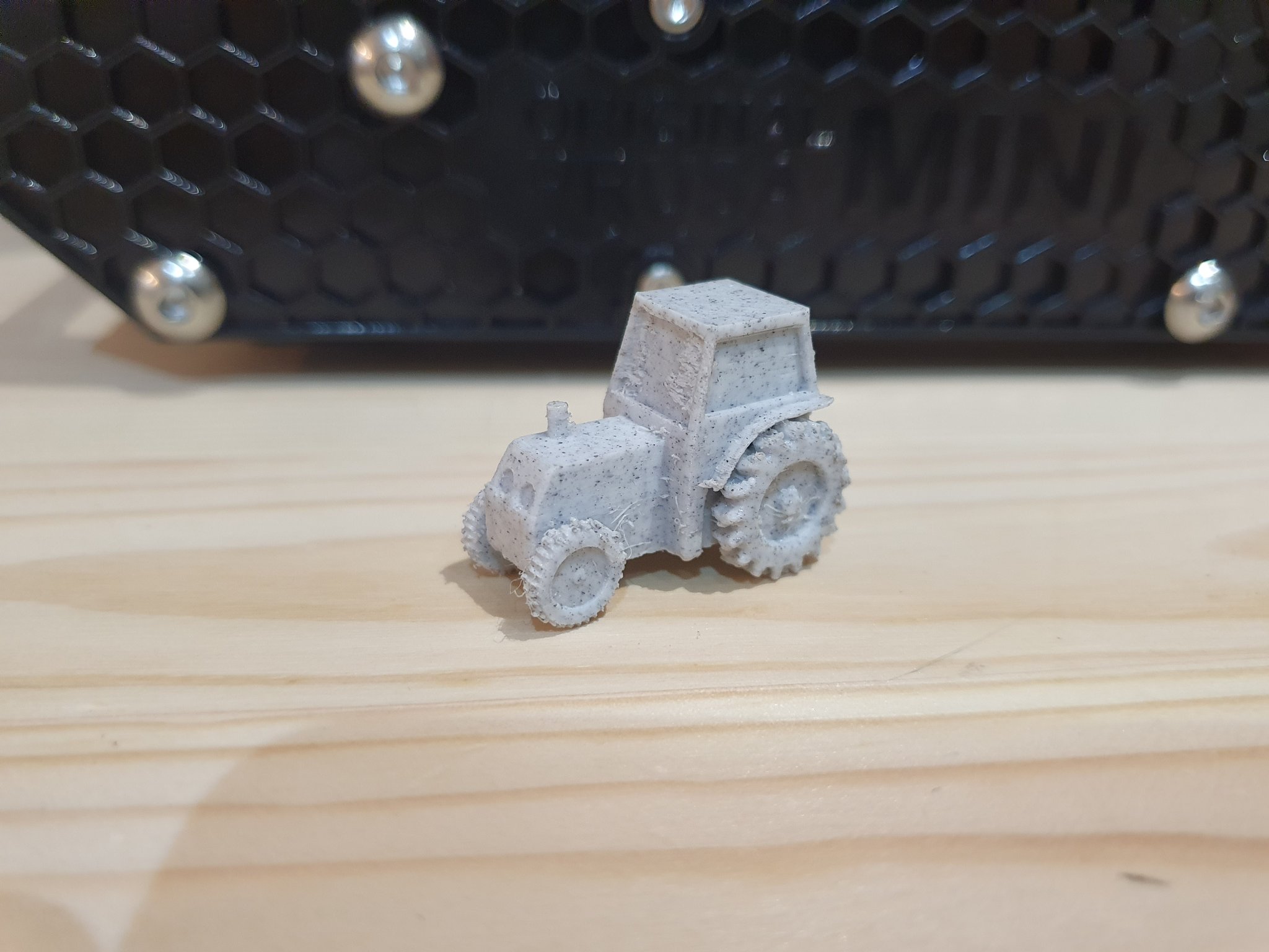 Máy kéo nhỏ với bánh xe hoạt động