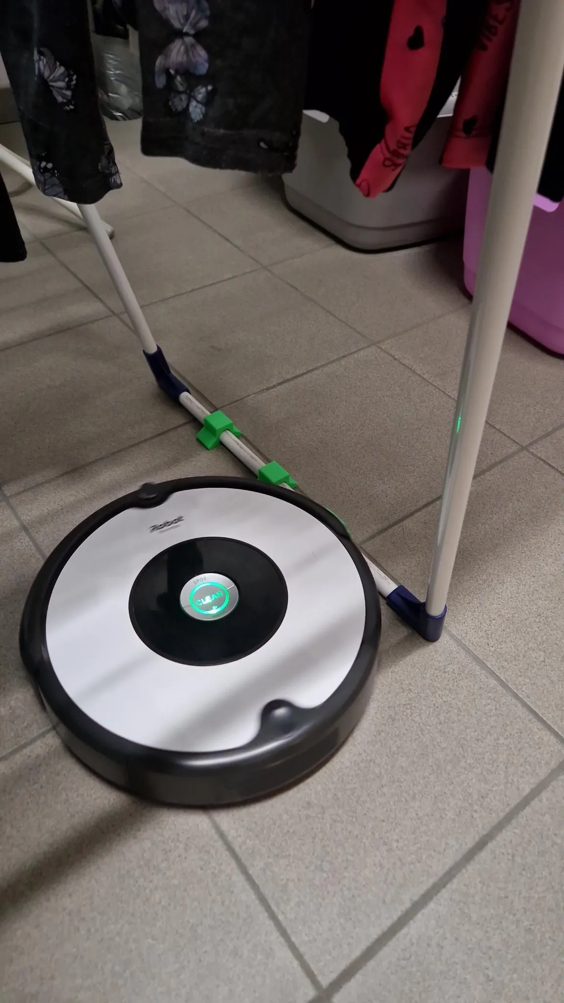 Bộ chặn cho robot hút bụi tránh mắc vào chân giá phơi đồ