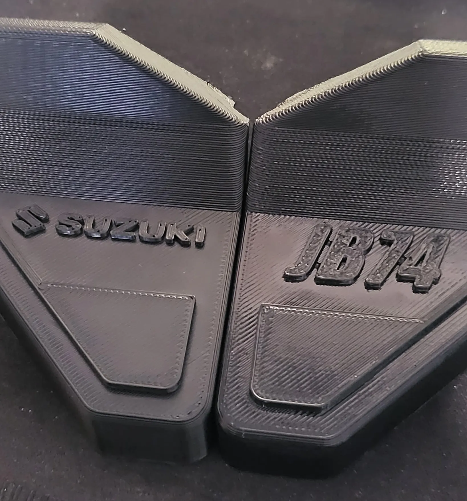 Nắp che dây cáp chống sương mù kính sau Jimny JB74