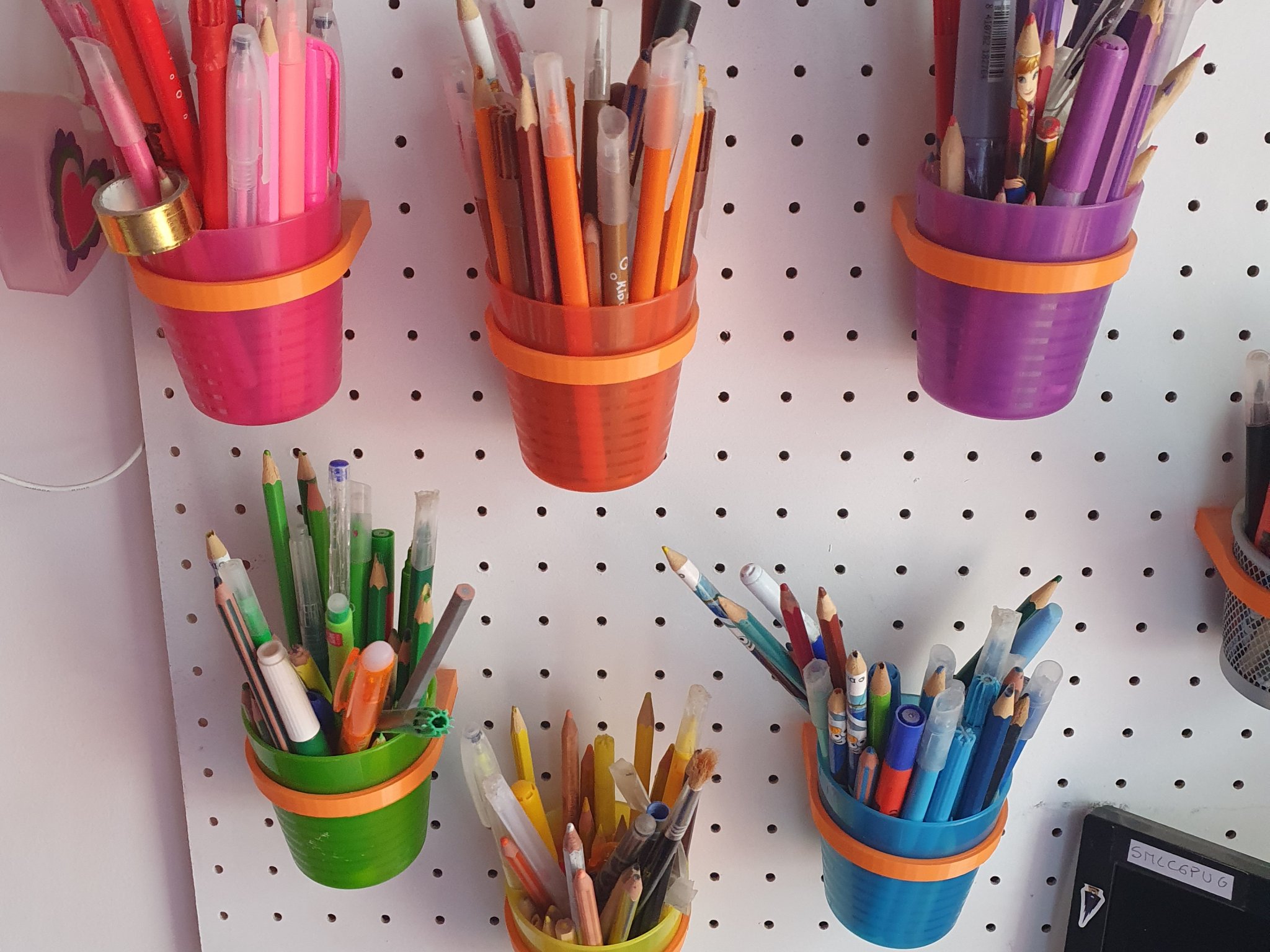 Giá đỡ bút từ cốc nhựa trẻ em Ikea