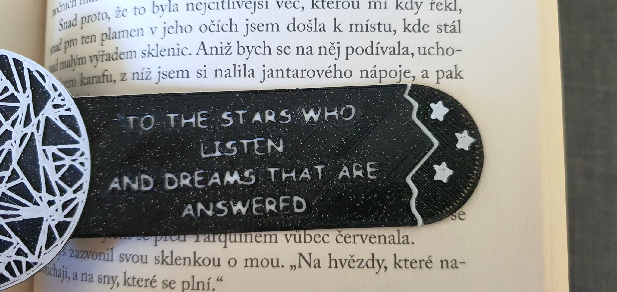 Dấu trang Velaris trong series A Court of Thorns And Roses