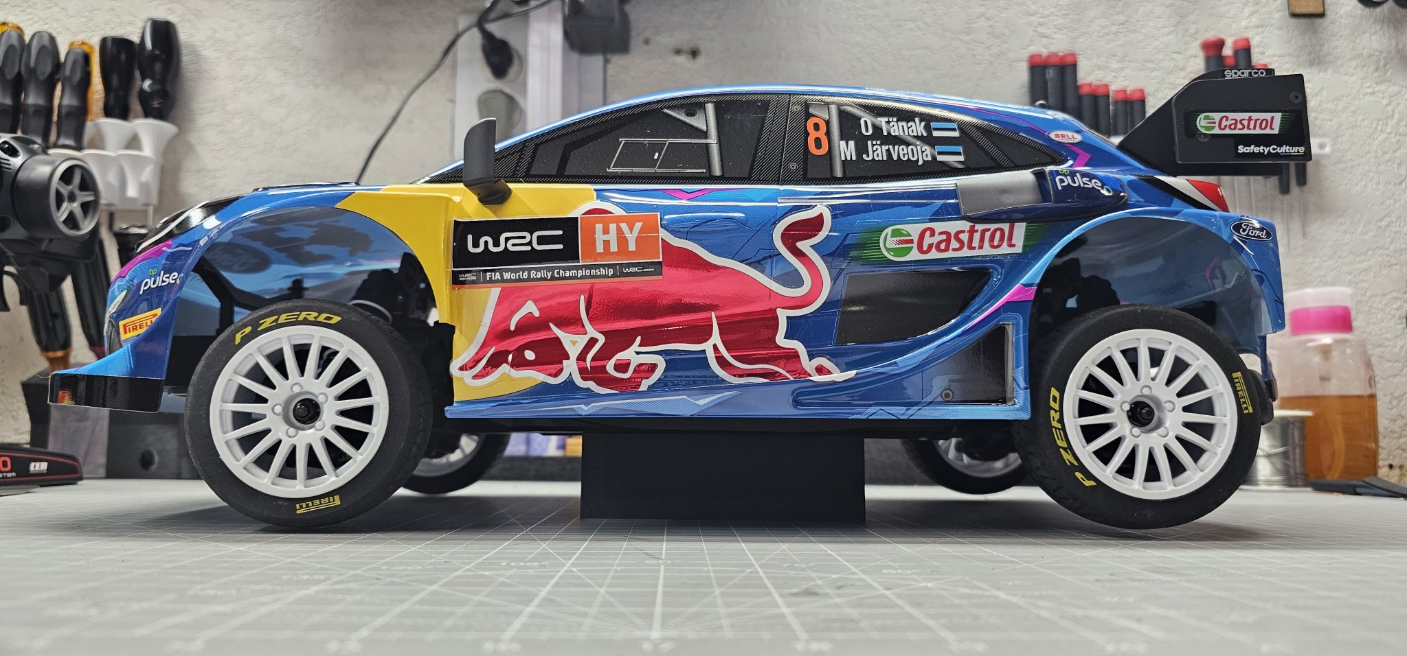 Giá đỡ xe đua Cen Racing Ford Puma Rally Car