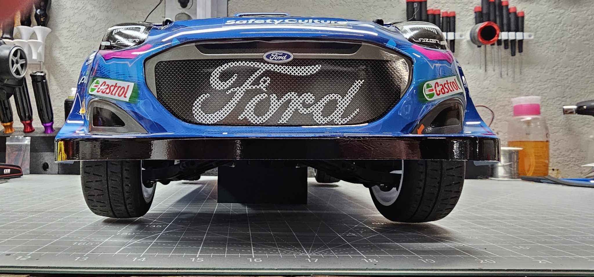 Giá đỡ xe đua Cen Racing Ford Puma Rally Car