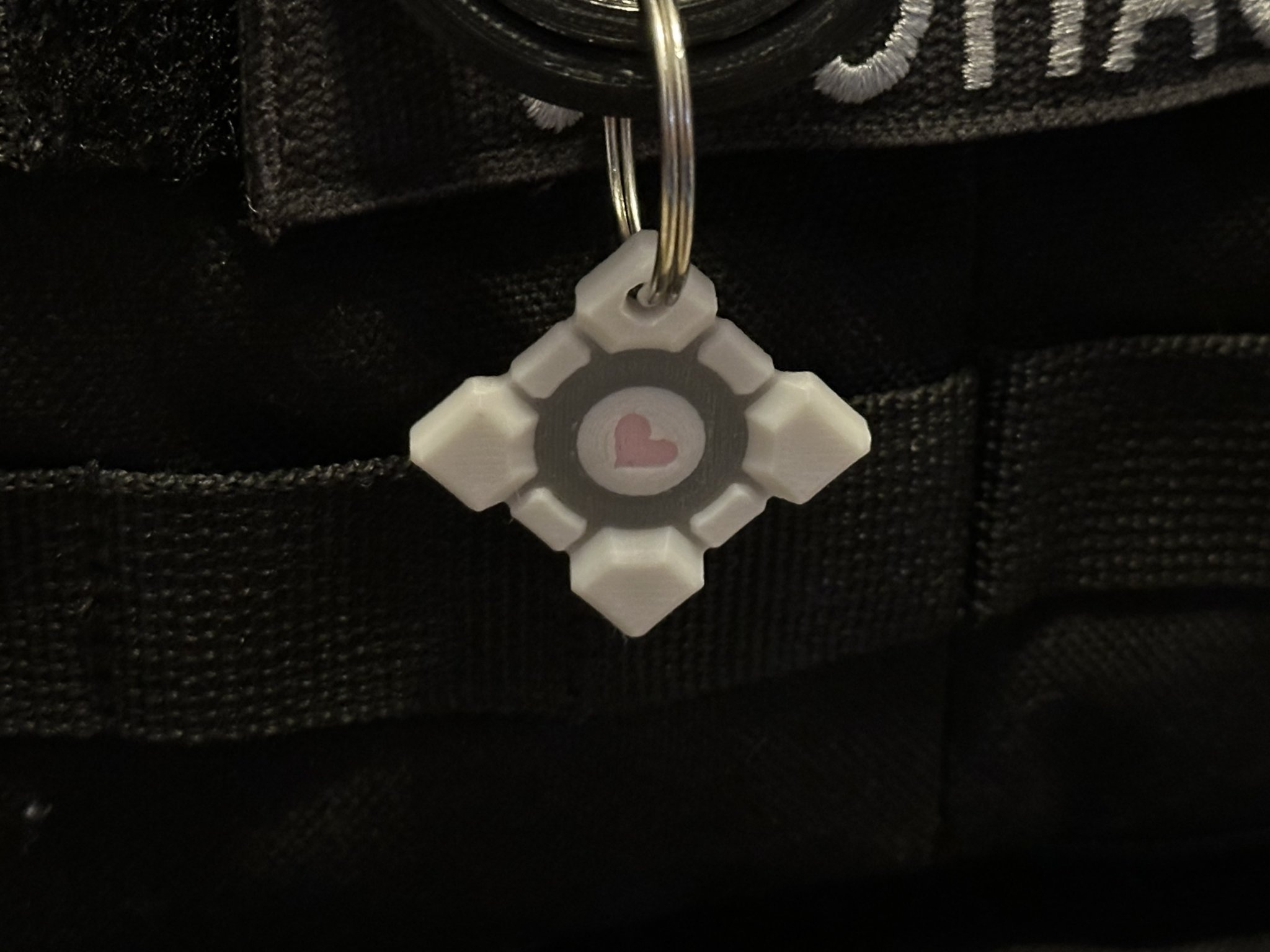 Móc khóa hình khối đồng hành từ trò chơi Portal 2