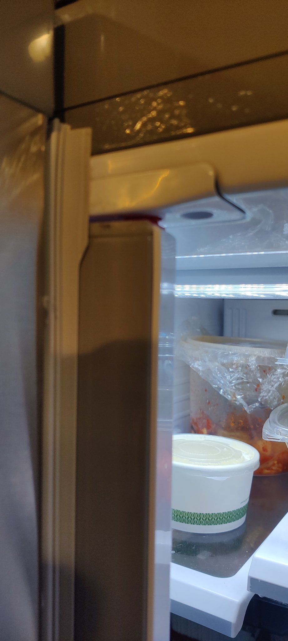 Chốt hướng dẫn cửa tủ lạnh GE bị hỏng