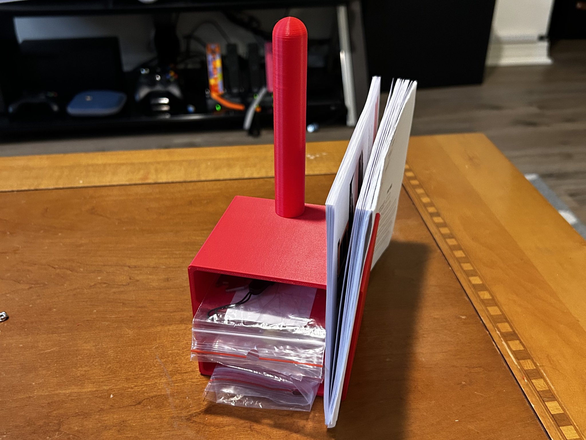 Giá đỡ nhỏ cho linh kiện và sách hướng dẫn máy in 3D