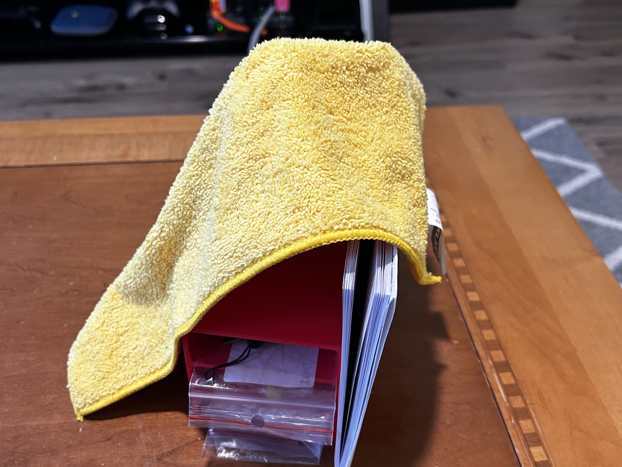 Giá đỡ nhỏ cho linh kiện và sách hướng dẫn máy in 3D