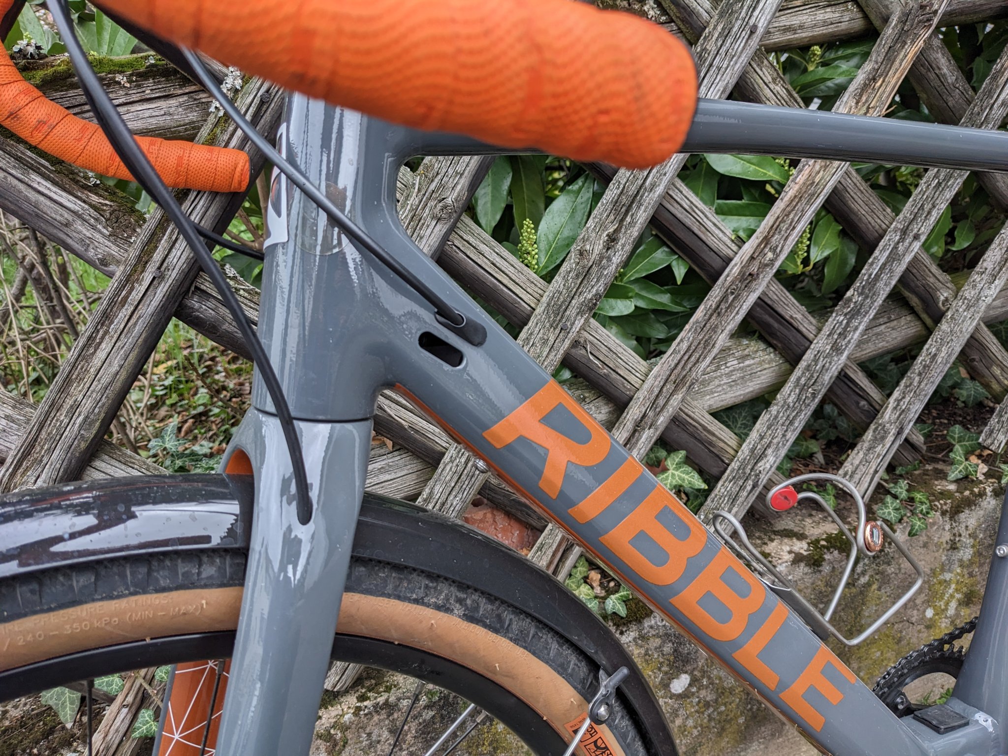 Nắp chặn lỗ cáp khung xe đạp (8mm x 24mm; có thể điều chỉnh...