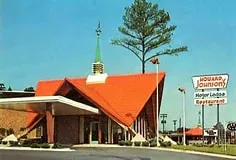 Nhà chim mô phỏng sảnh khách sạn Howard Johnson