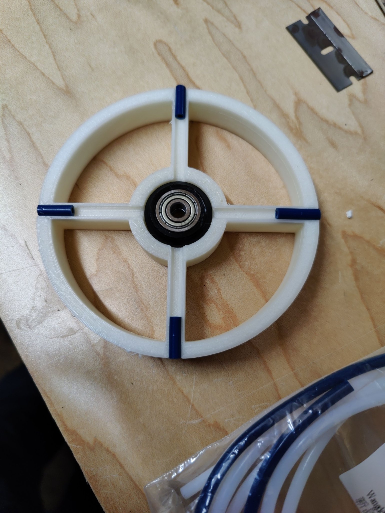 Giá đỡ cuộn ngang cho máy in 3D sử dụng vòng bi cao su