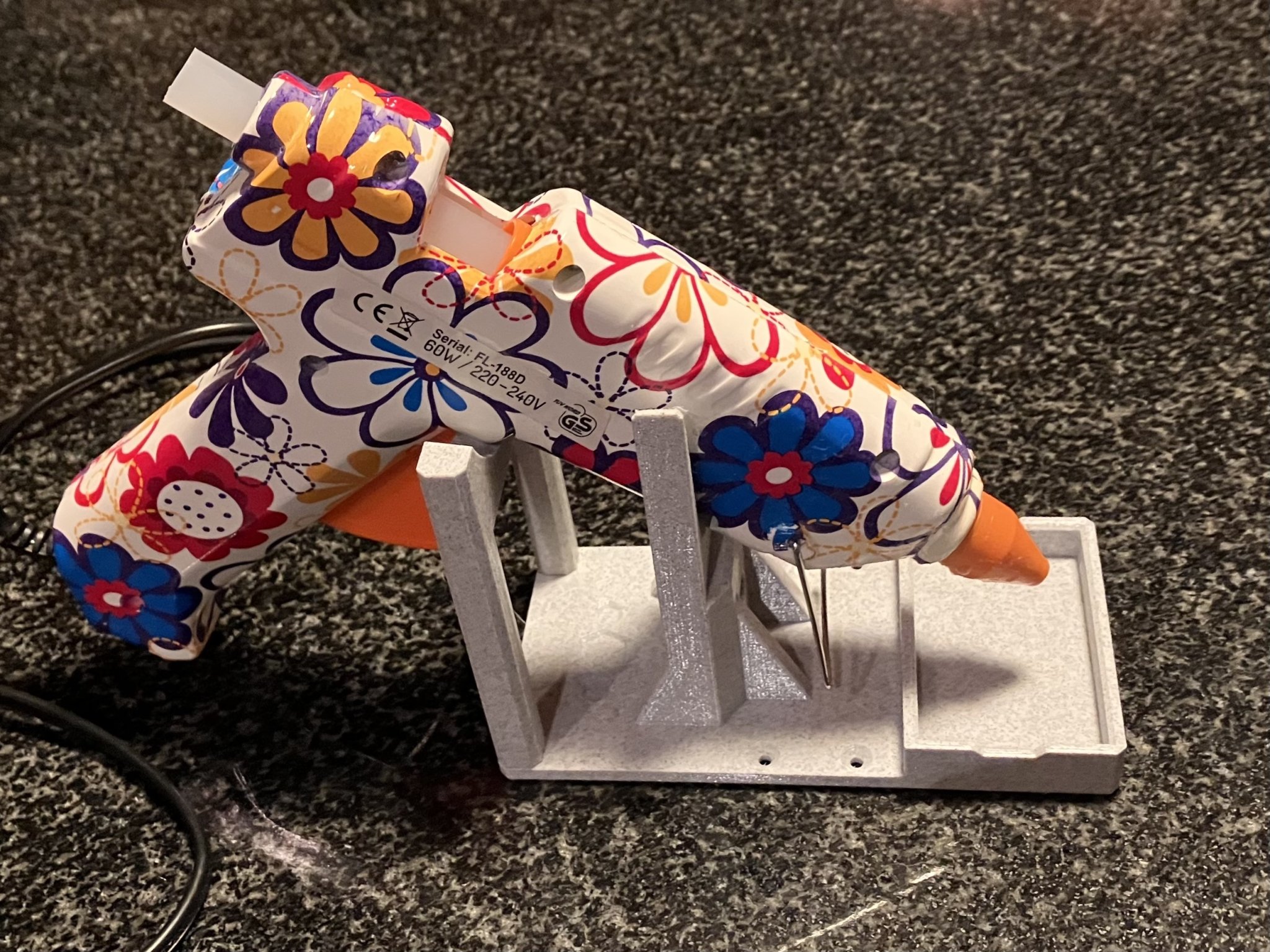 Giá đỡ súng bắn keo nóng cải tiến từ Marigu