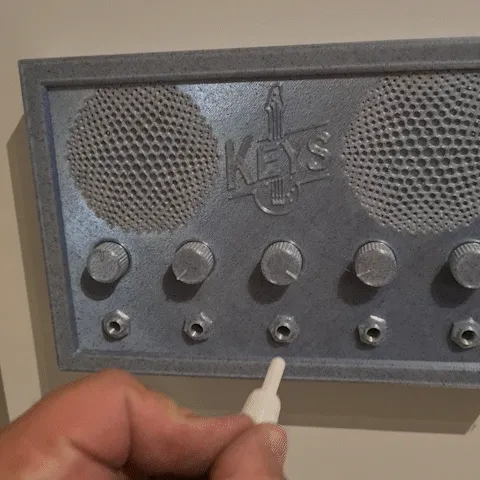 Giá treo chìa khóa kiểu ampli in 3D với núm điều chỉnh di động