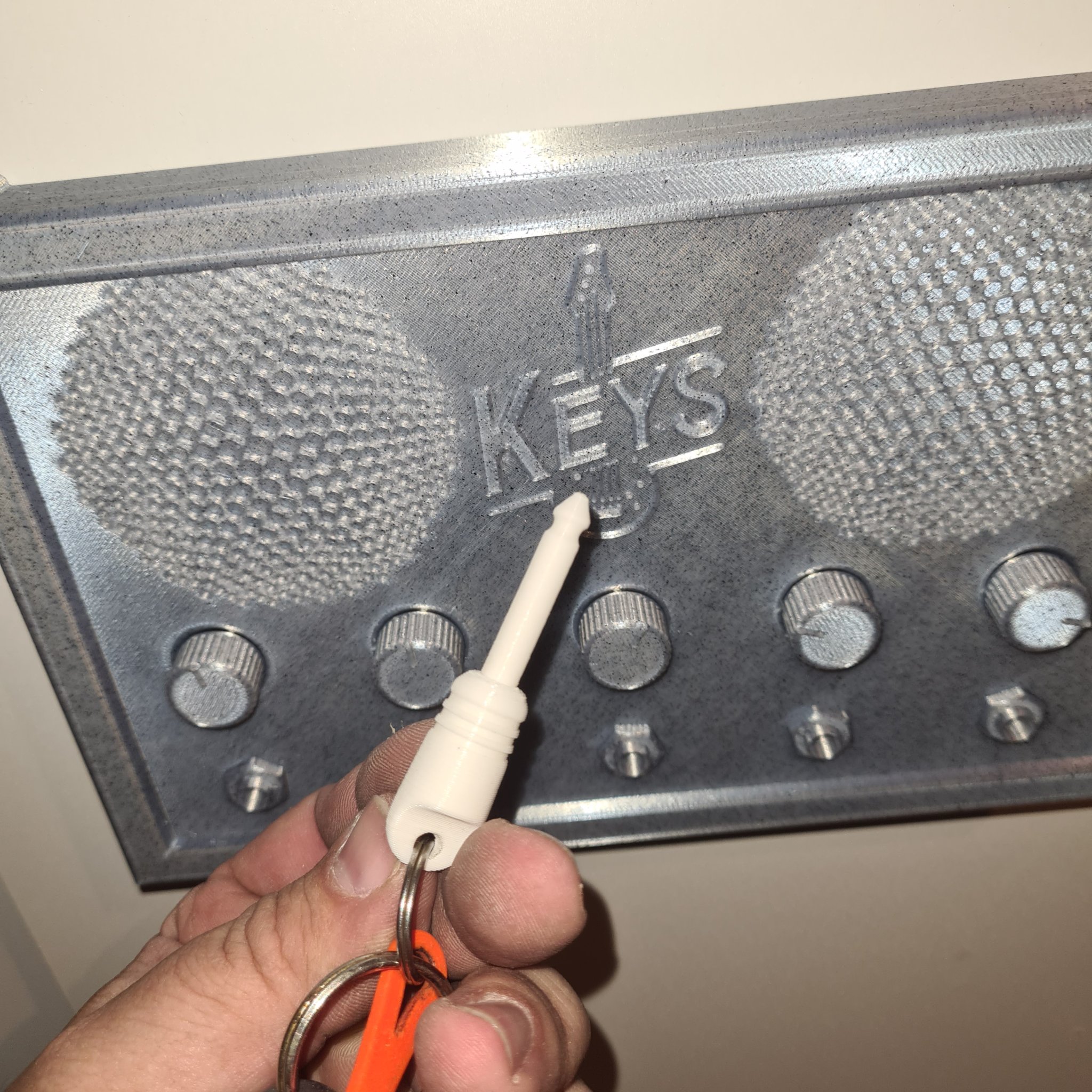 Giá treo chìa khóa kiểu ampli in 3D với núm điều chỉnh di động