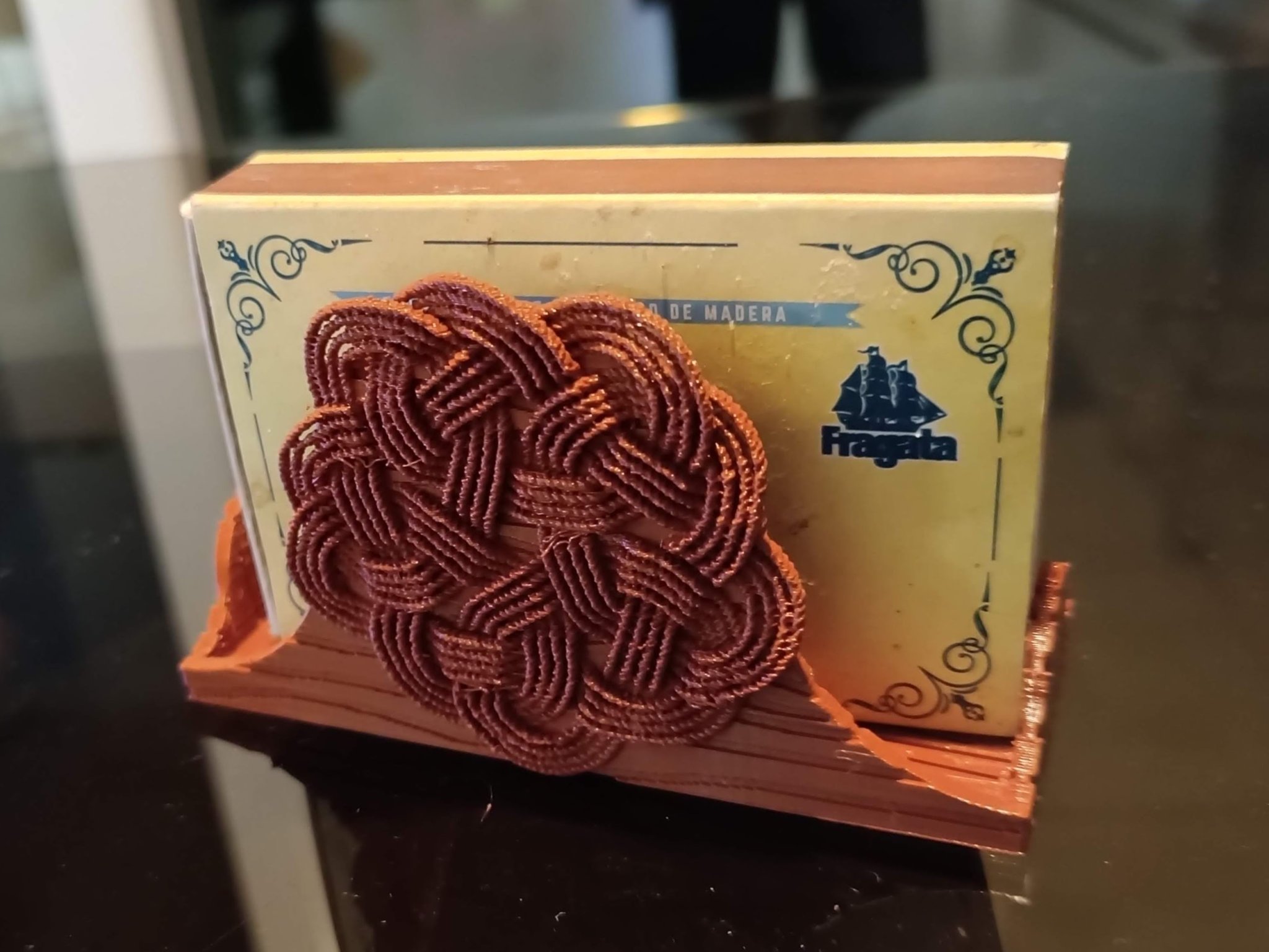 Giá đỡ hộp diêm với trang trí nút thắt đẹp mắt