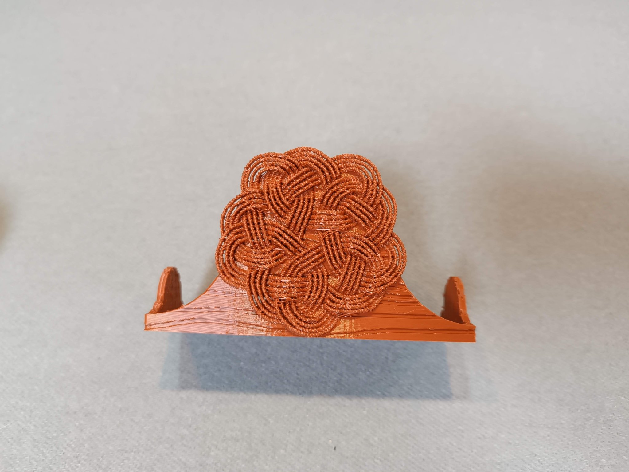 Giá đỡ hộp diêm với trang trí nút thắt đẹp mắt