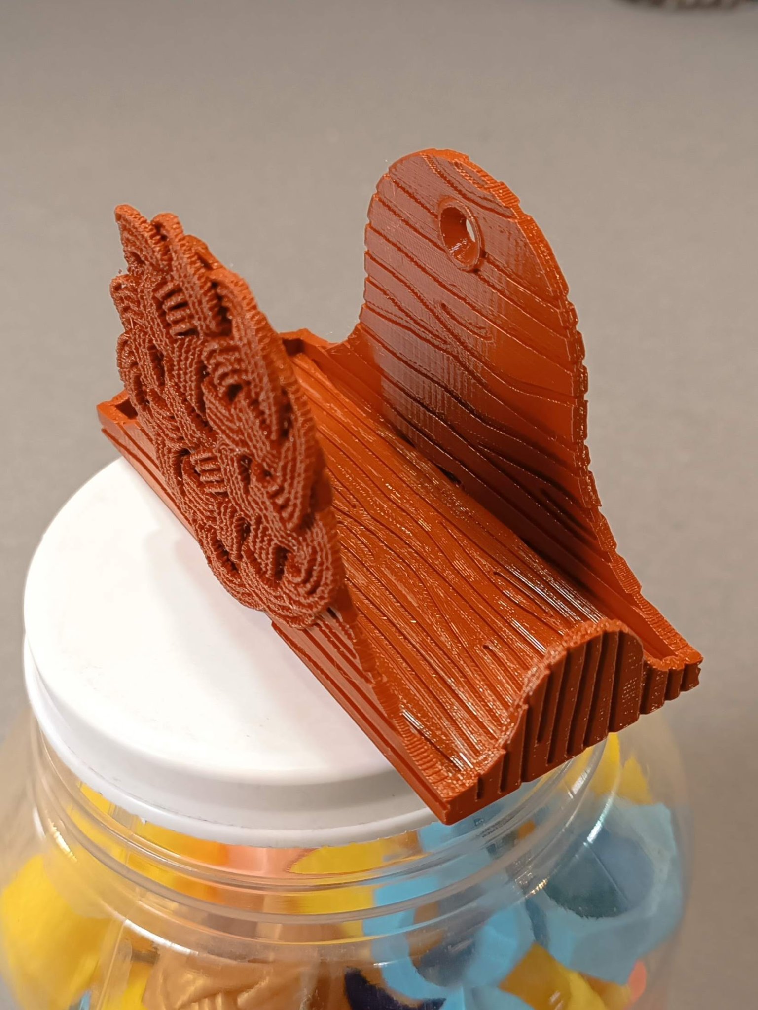 Giá đỡ hộp diêm với trang trí nút thắt đẹp mắt