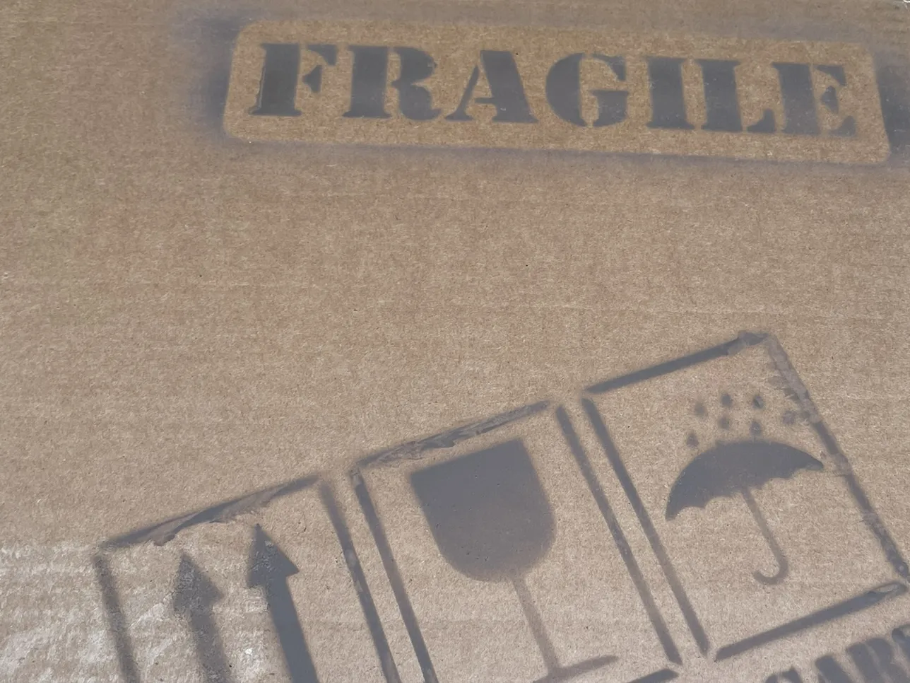 Khuôn mẫu "FRAGILE" cho phun sơn và airbrush