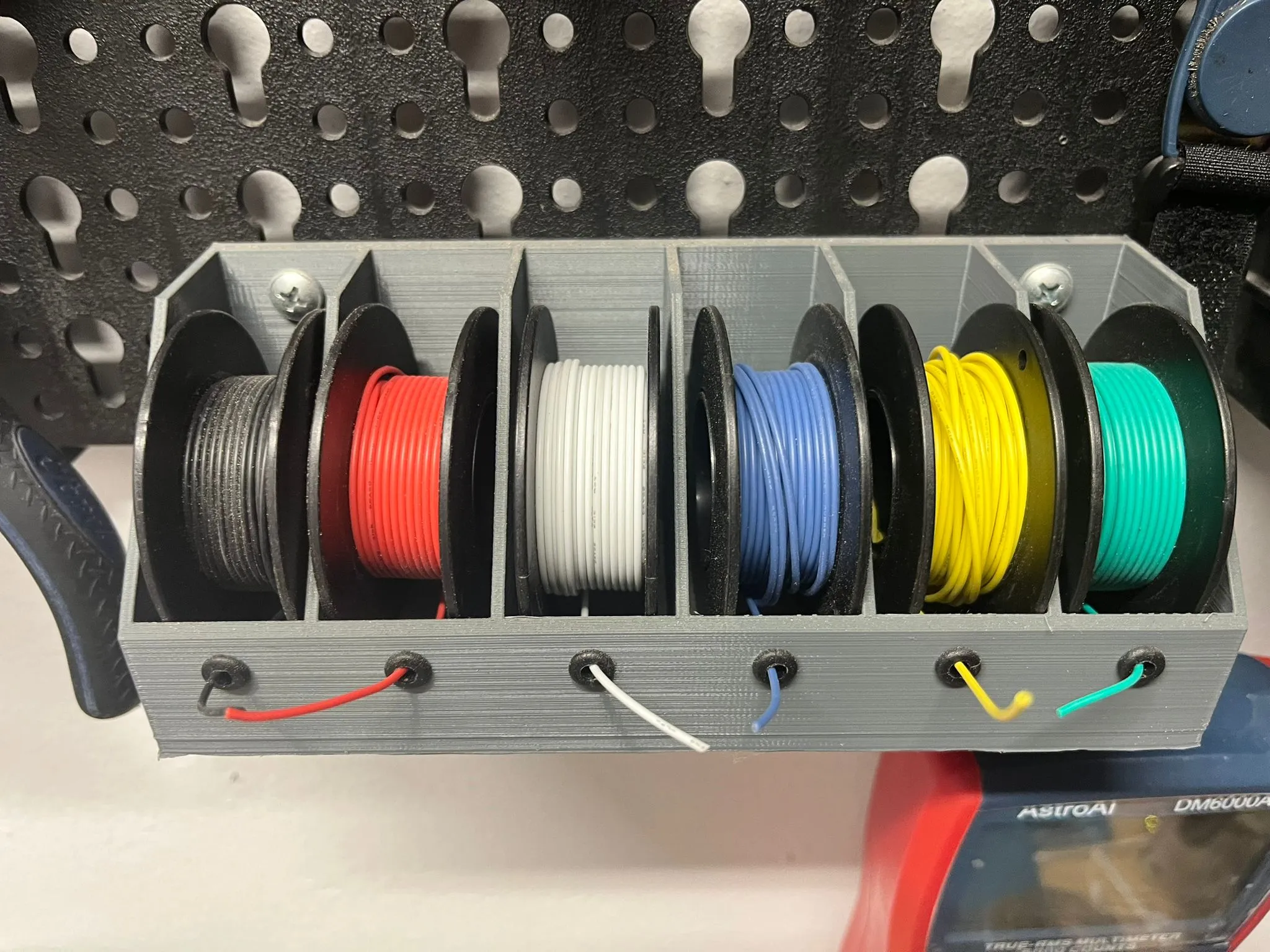 Giá đỡ cuộn dây điện treo tường